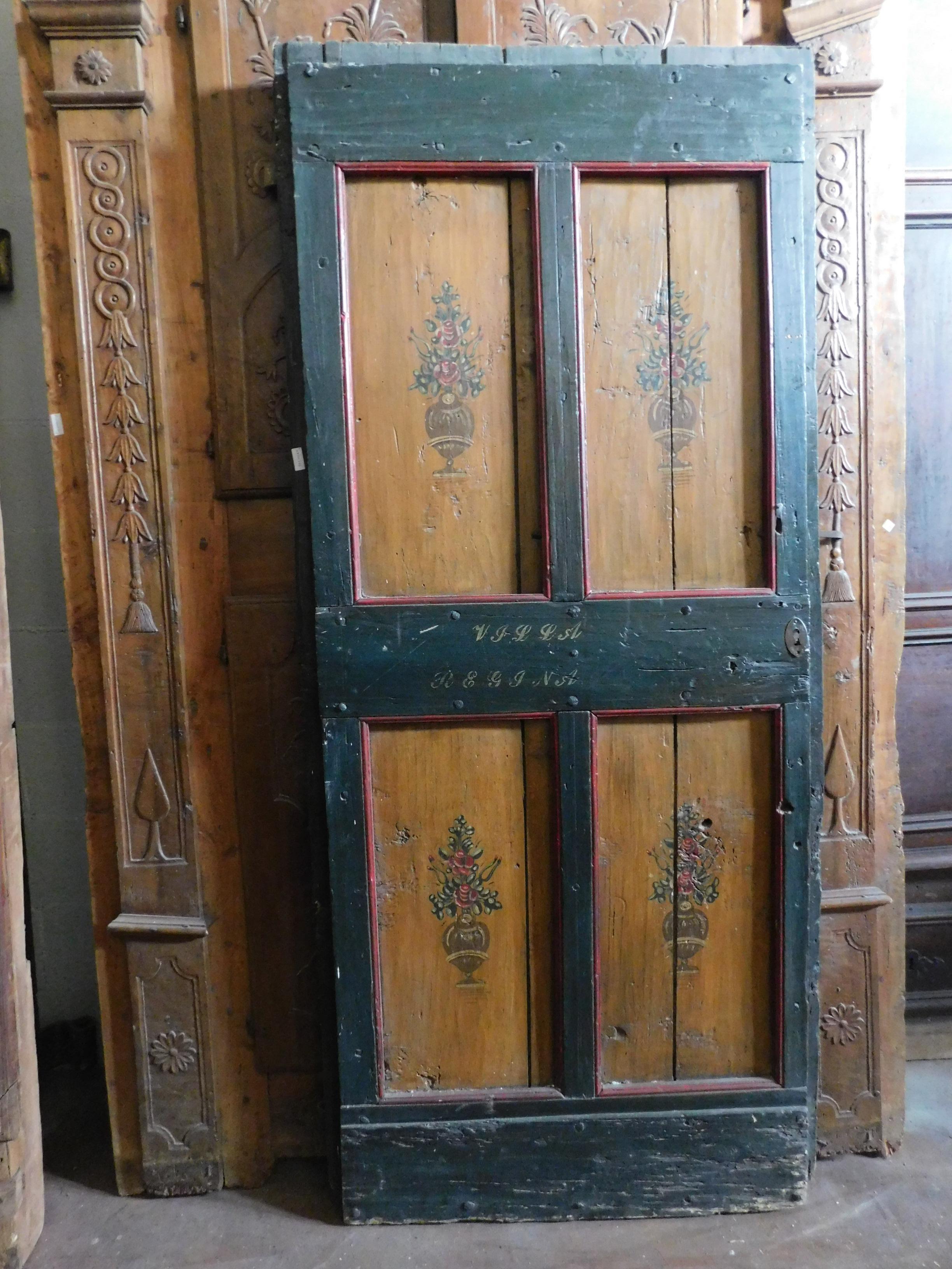 Ancienne porte d'intérieur rustique laquée, fond vert avec panneaux rouges et jaunes, dos lisse, charnières en fer d'origine,
XVIIIe siècle, provenant d'Italie, il porte une inscription 