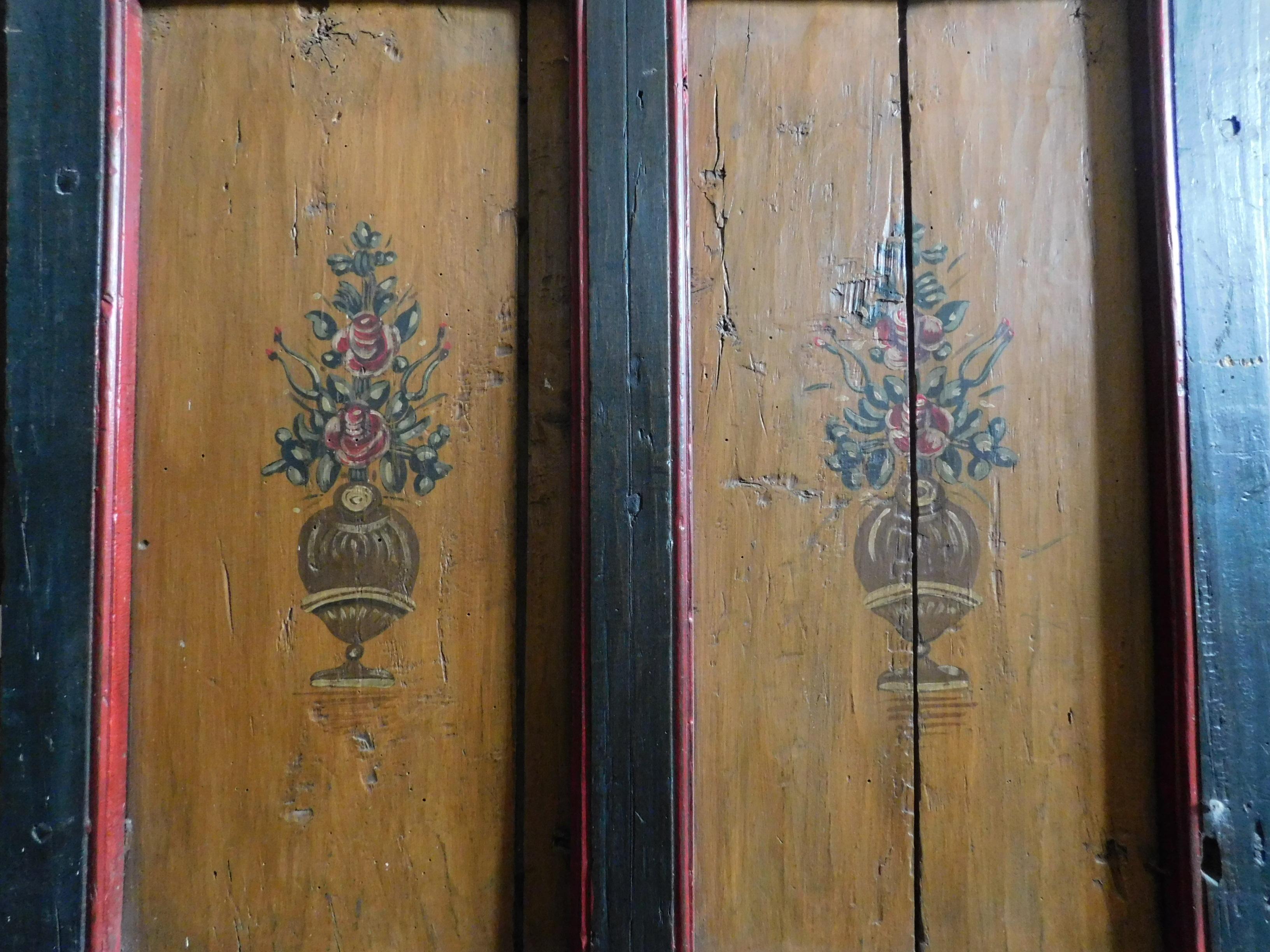 Antique Rustic Lacquered Interior Door, Green Red Yellow, 1700 Italy In Good Condition For Sale In Cuneo, Italy (CN)