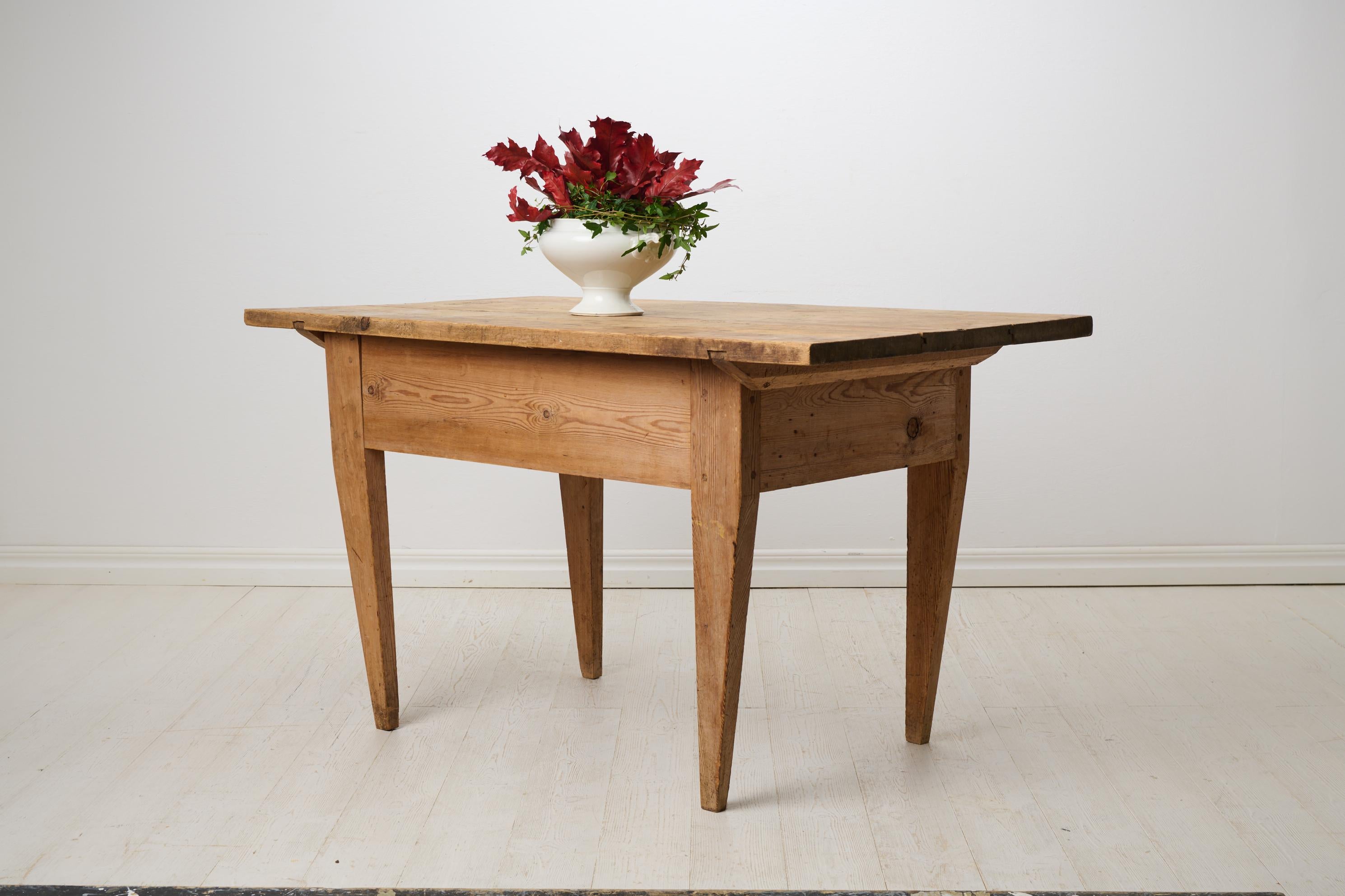 Rustique Ancienne table de travail rustique de Suède du Nord, Made Made by Hand in Raw Solid Pine (en pin massif brut) en vente