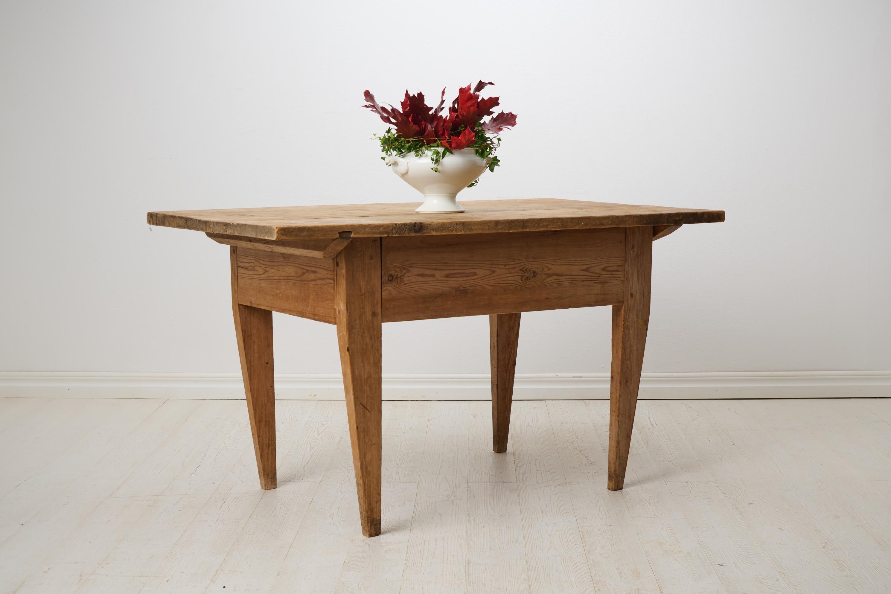 Suédois Ancienne table de travail rustique de Suède du Nord, Made Made by Hand in Raw Solid Pine (en pin massif brut) en vente