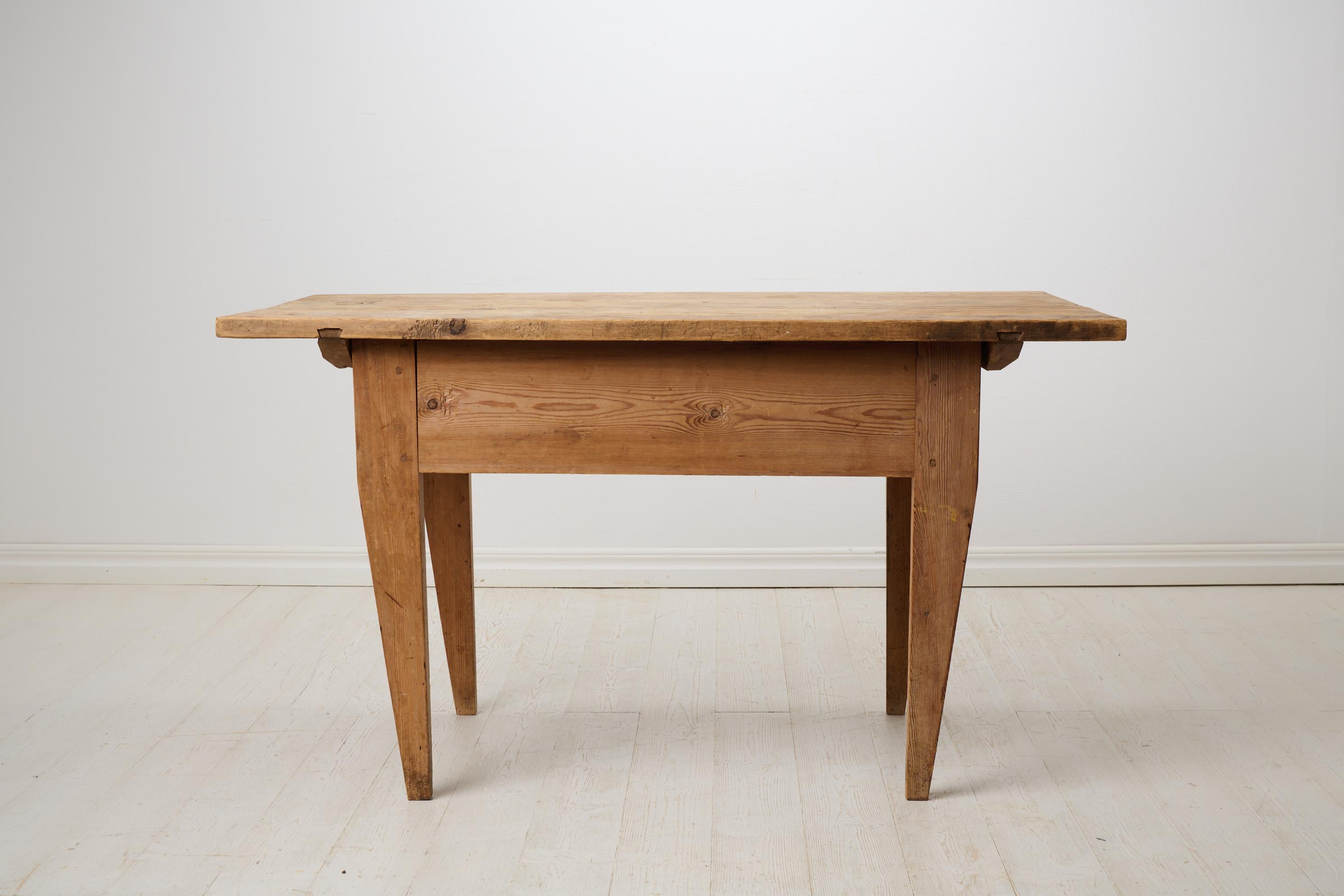 Fait main Ancienne table de travail rustique de Suède du Nord, Made Made by Hand in Raw Solid Pine (en pin massif brut) en vente