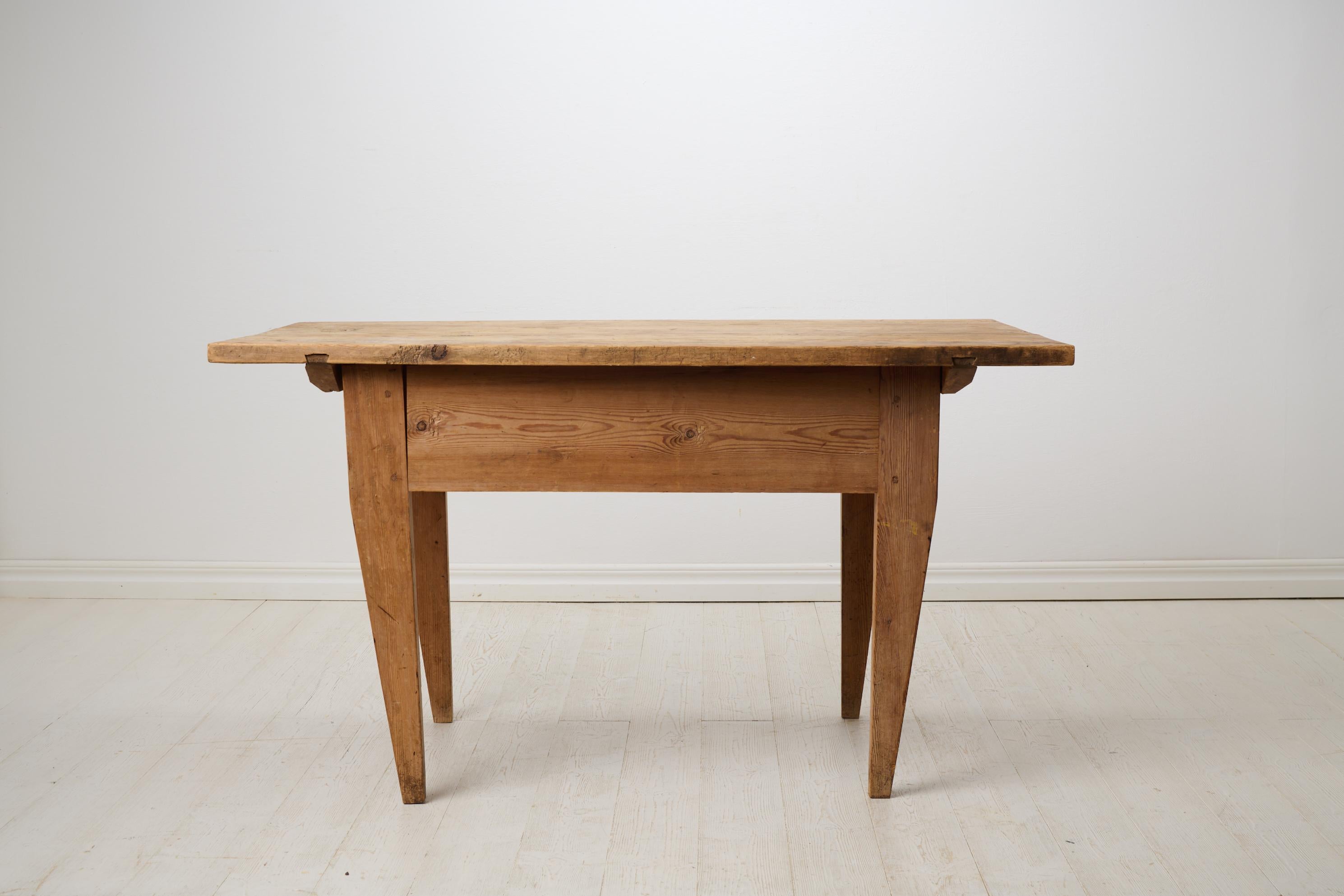 Ancienne table de travail rustique de Suède du Nord, Made Made by Hand in Raw Solid Pine (en pin massif brut) Bon état - En vente à Kramfors, SE