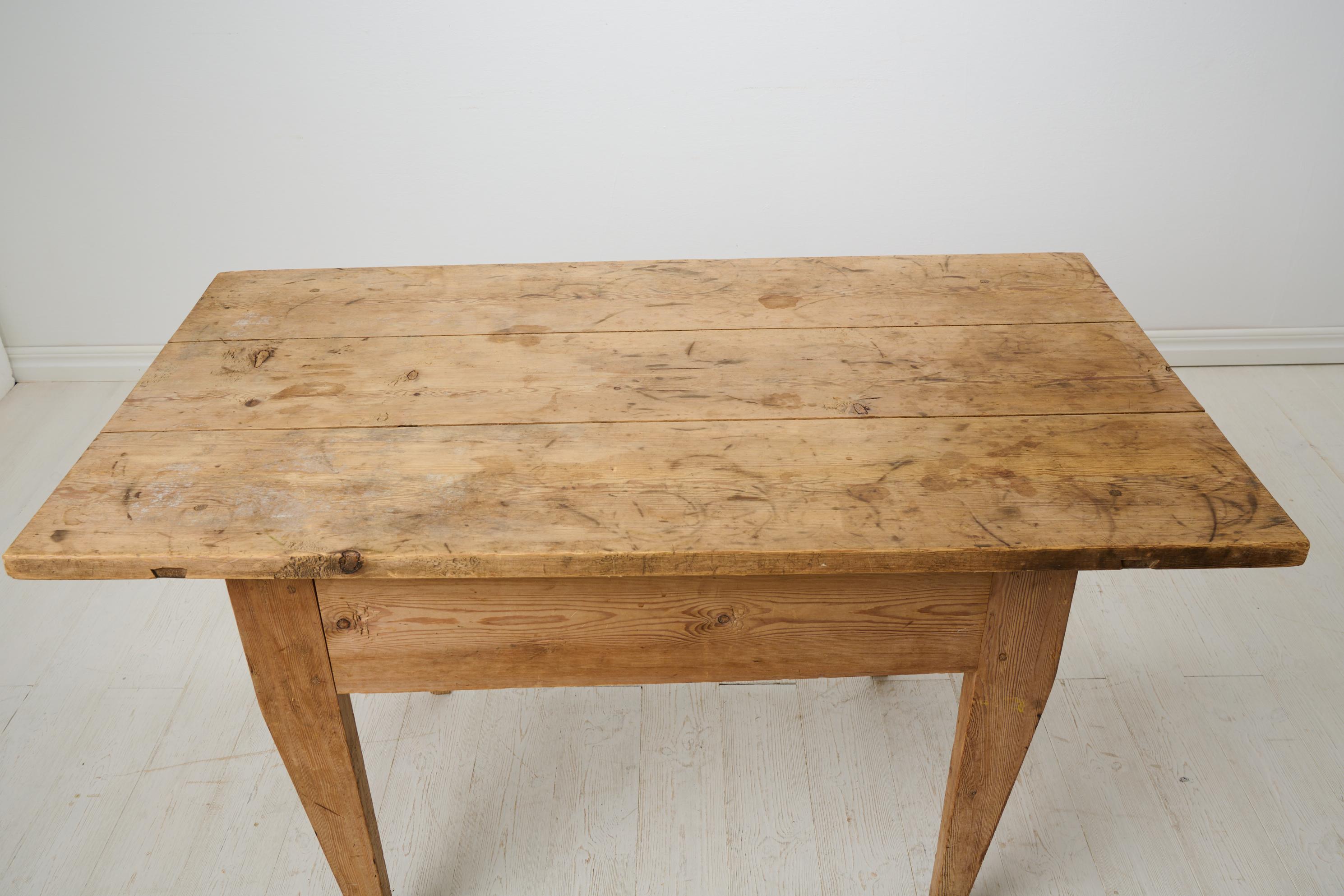 XIXe siècle Ancienne table de travail rustique de Suède du Nord, Made Made by Hand in Raw Solid Pine (en pin massif brut) en vente