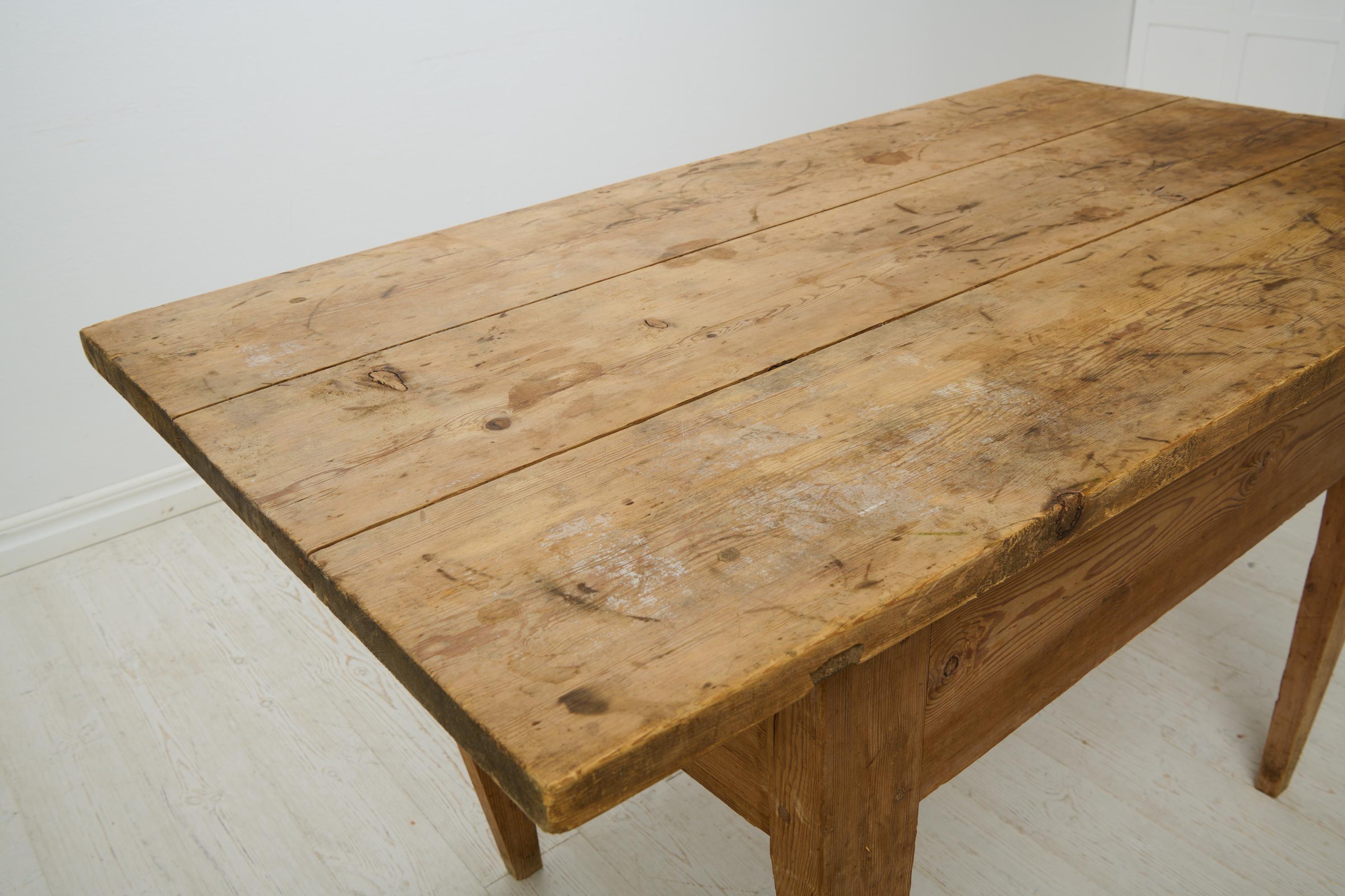 Ancienne table de travail rustique de Suède du Nord, Made Made by Hand in Raw Solid Pine (en pin massif brut) en vente 1