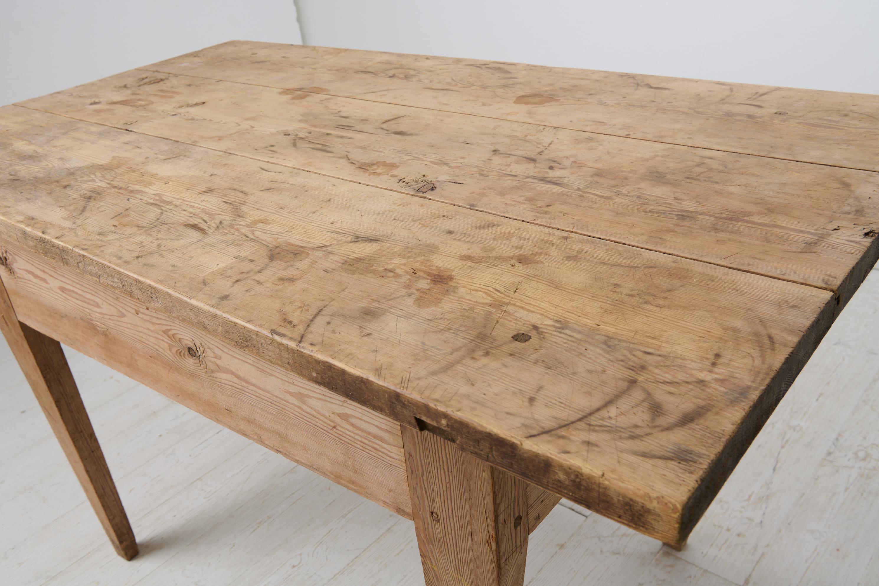Ancienne table de travail rustique de Suède du Nord, Made Made by Hand in Raw Solid Pine (en pin massif brut) en vente 2