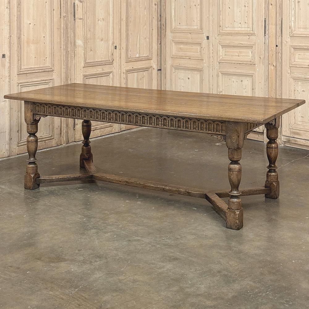La table de salle à manger antique en chêne rustique est une étude de l'architecture classique, mais rendue dans un style décontracté, presque campagnard, ce qui la rend idéale pour les décors décontractés d'aujourd'hui !  D'épaisses et solides