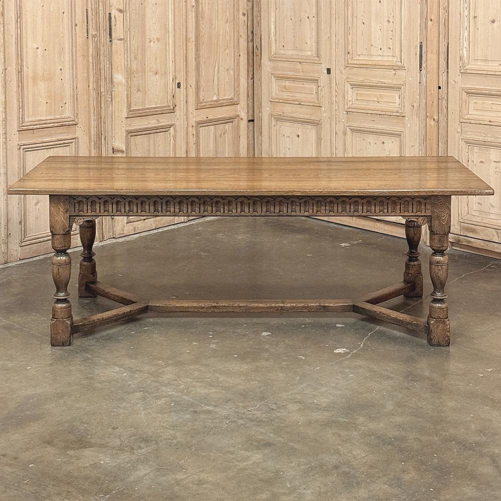 Français Table de salle à manger antique en chêne rustique en vente