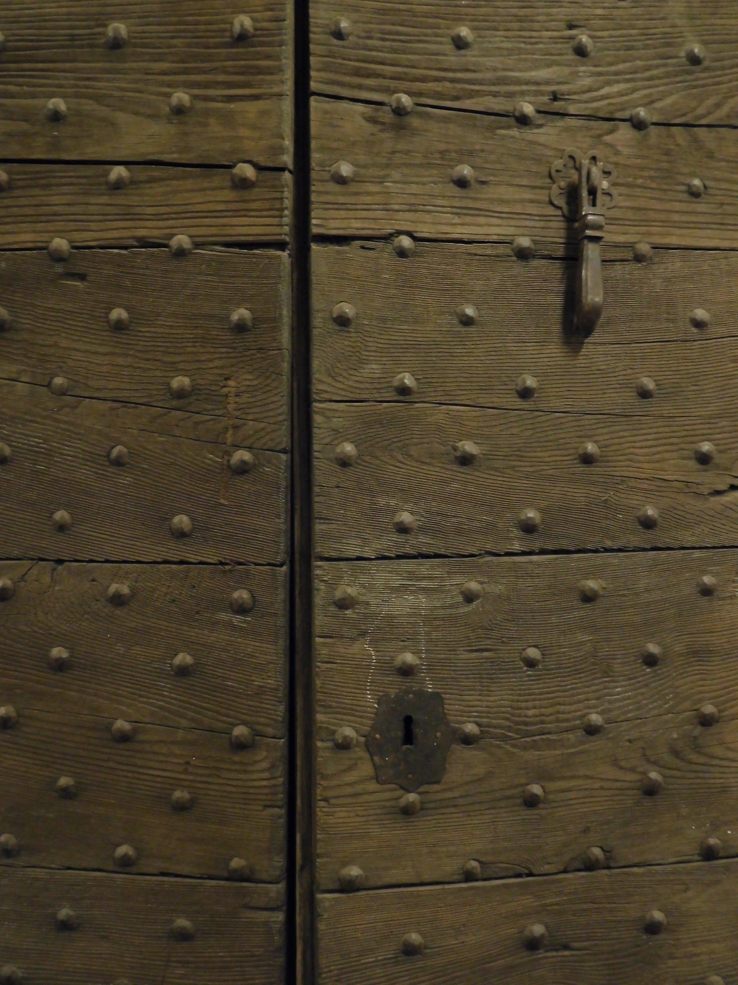 Antique Rustic Oak Door with Nails from the 18th Century, Italy In Good Condition In Cuneo, Italy (CN)