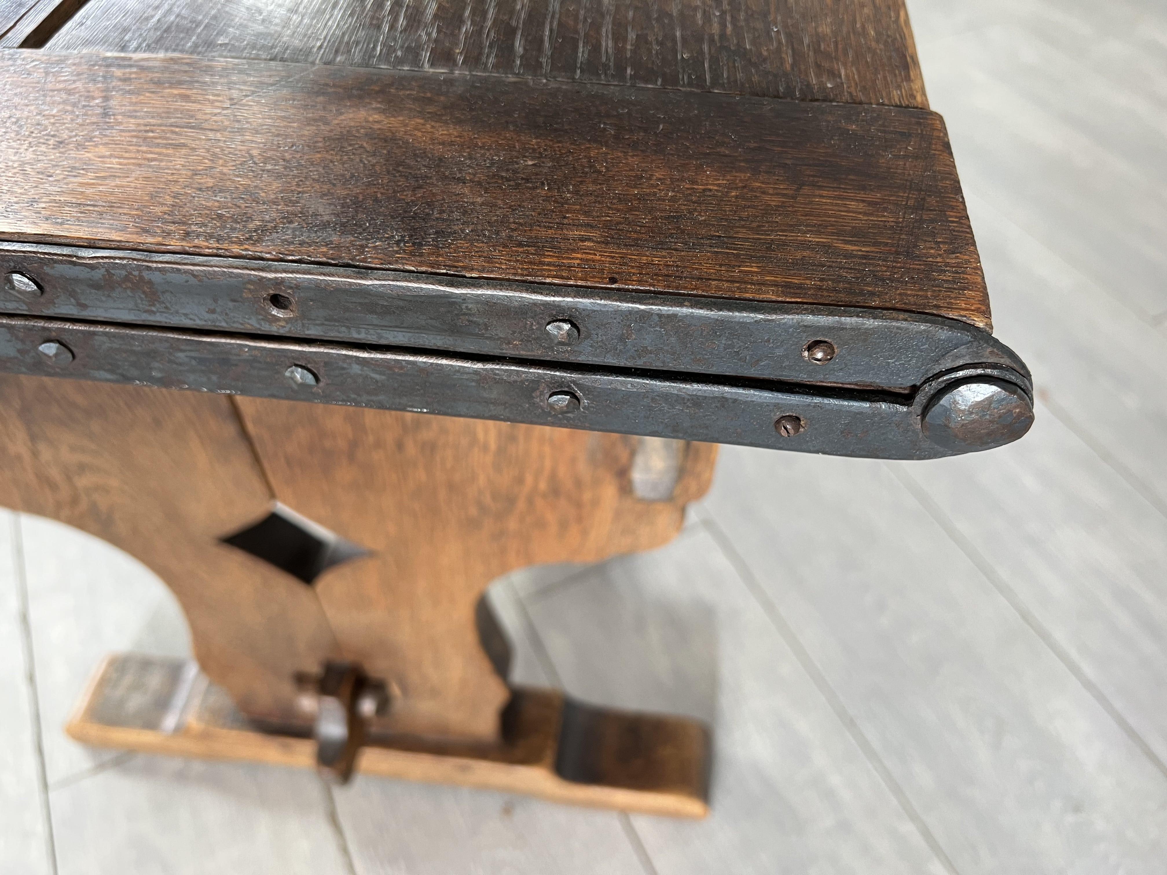 Ancienne table basse d'appoint extensible en chêne rustique avec plateau amovible en vente 7