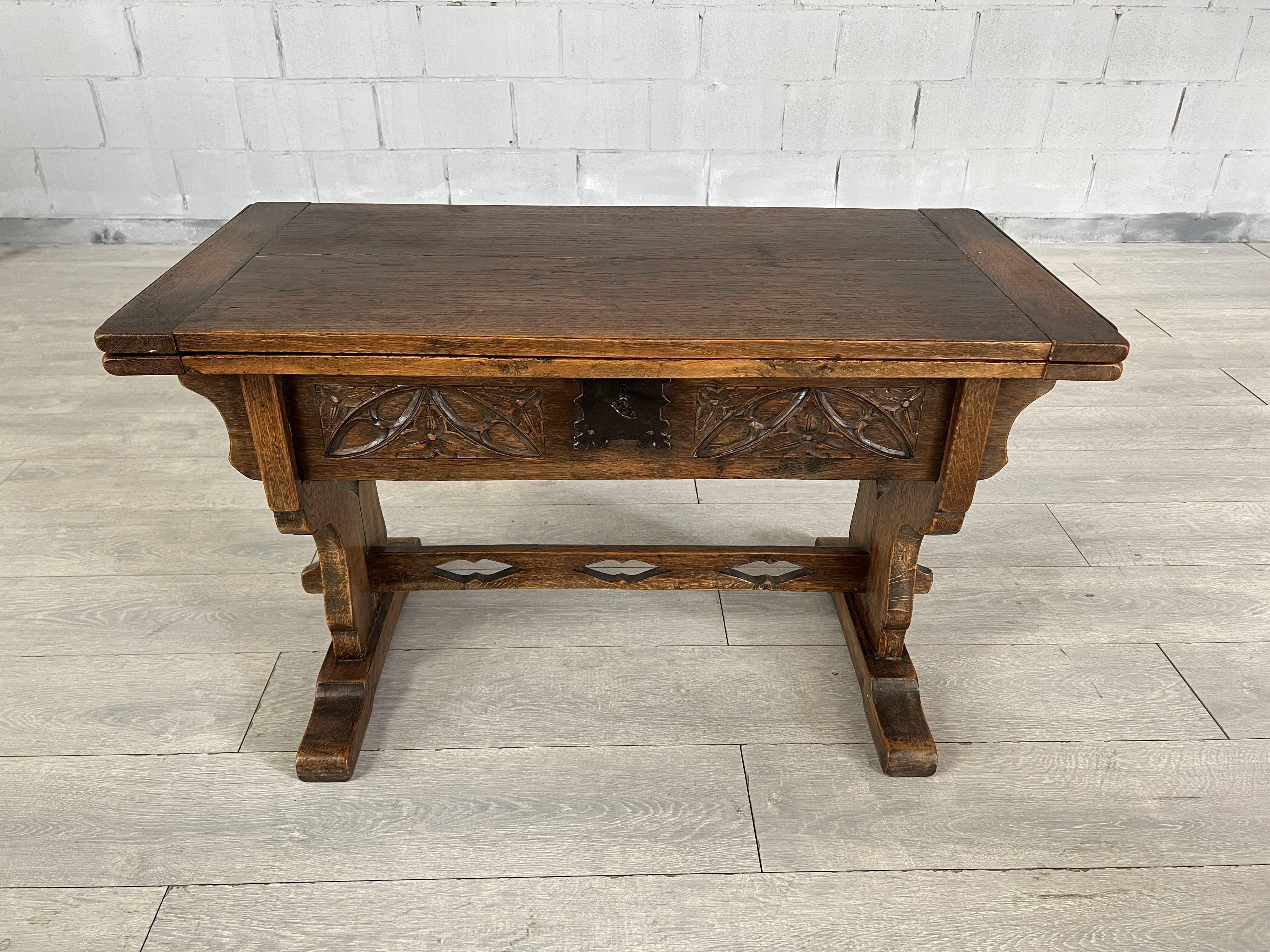 Ancienne table basse d'appoint extensible en chêne rustique avec plateau amovible Bon état - En vente à Bridgeport, CT