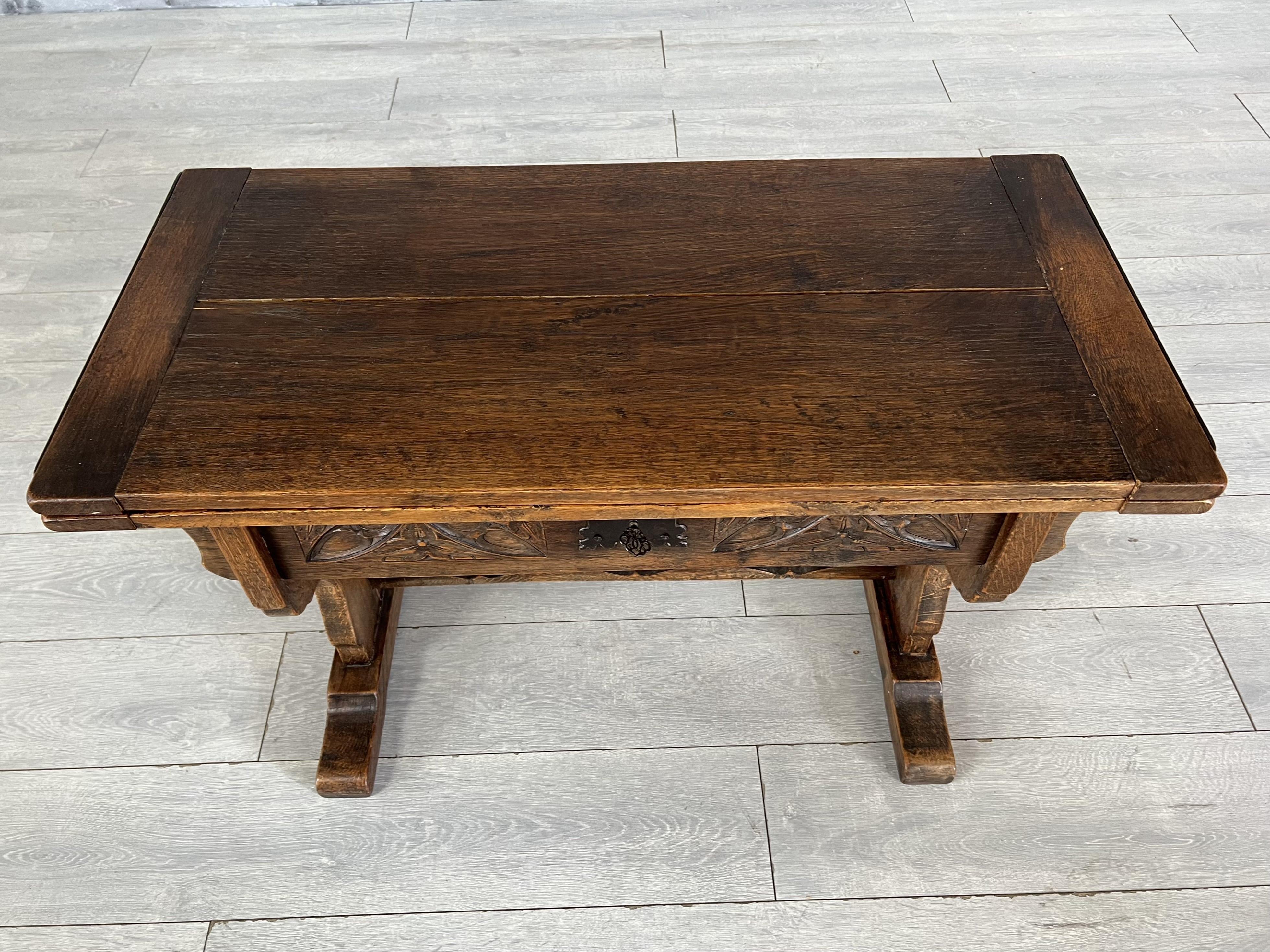 XIXe siècle Ancienne table basse d'appoint extensible en chêne rustique avec plateau amovible en vente