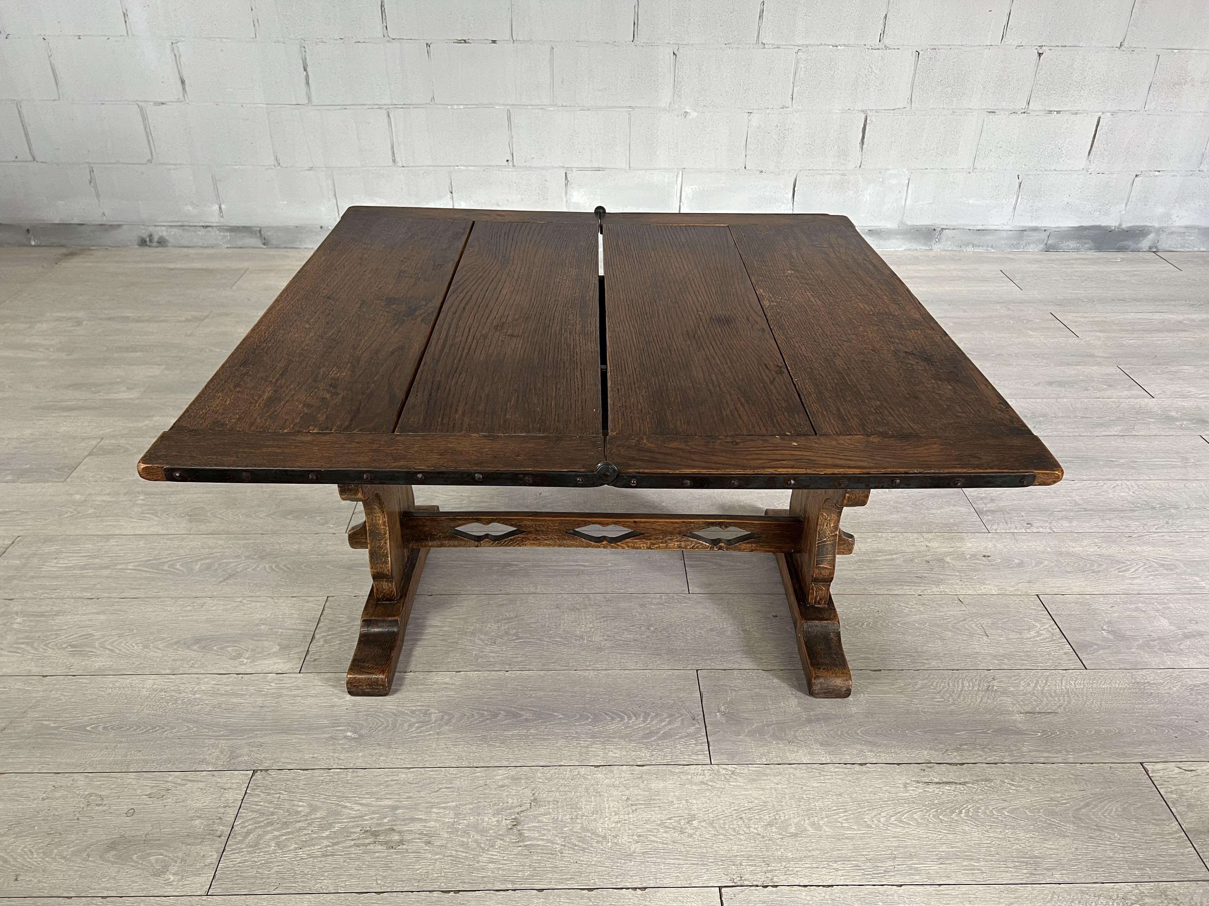 Ancienne table basse d'appoint extensible en chêne rustique avec plateau amovible en vente 1
