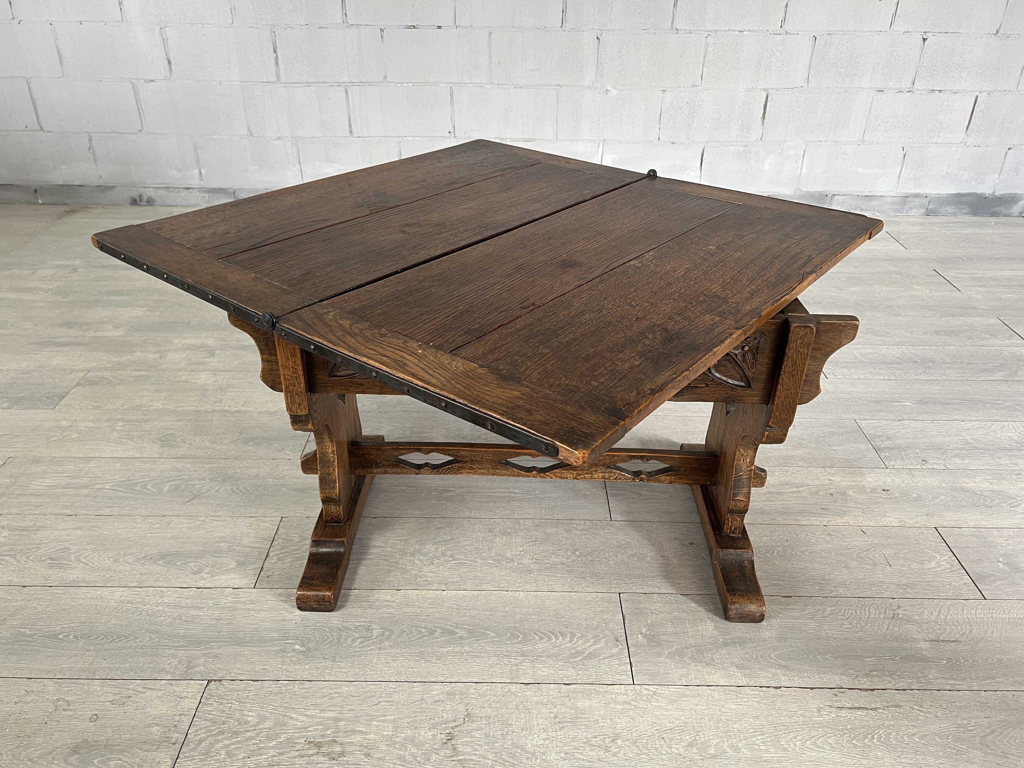 Ancienne table basse d'appoint extensible en chêne rustique avec plateau amovible en vente 3