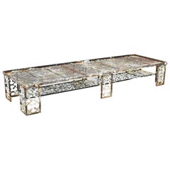 Ancienne table basse rustique ornée en fonte patinée pour patio et banquette de jardin, banquette de repos