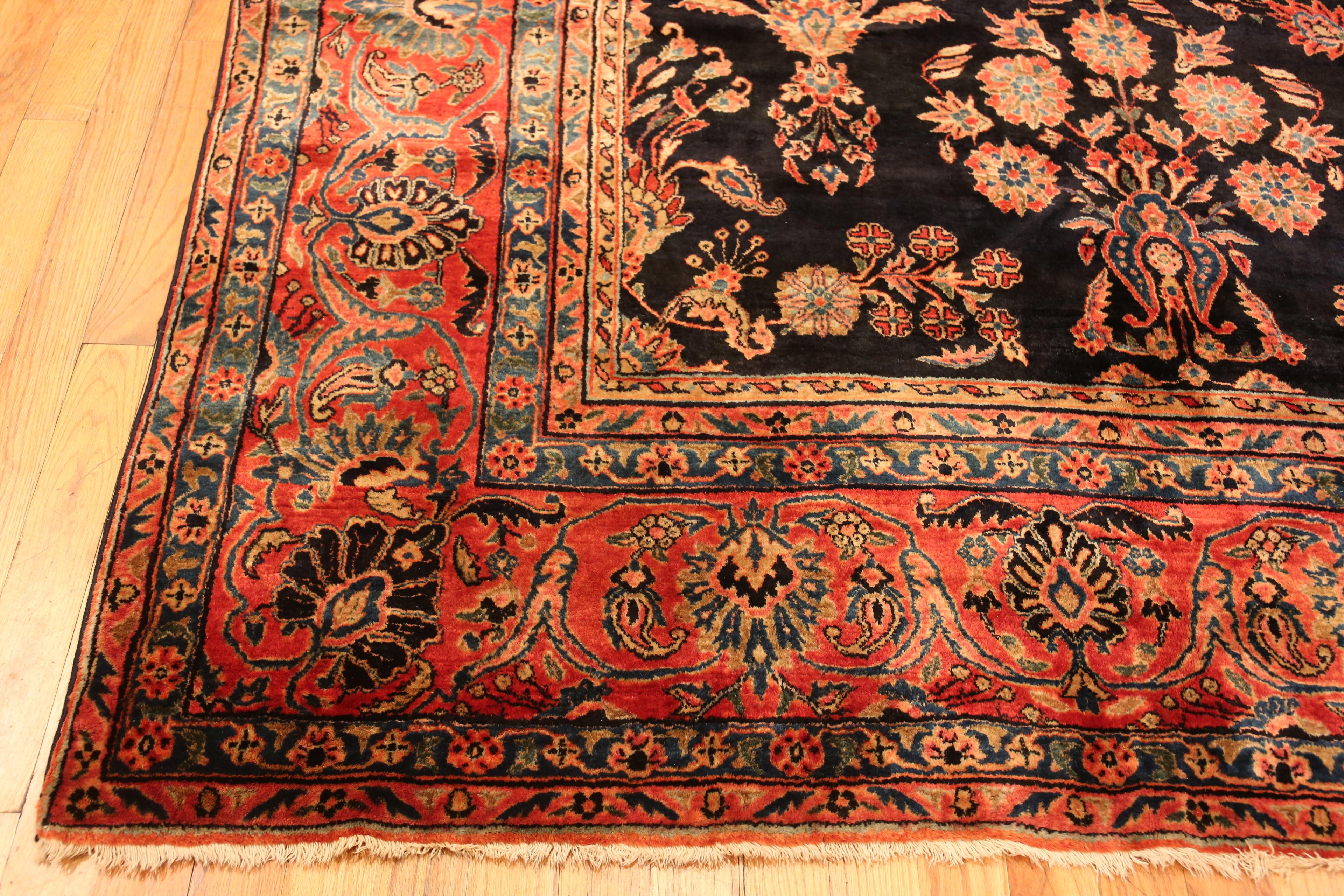 Antique Rustic Persian Sarouk Rug. 11 ft 4 in x 17 ft 4 in In Good Condition For Sale In New York, NY