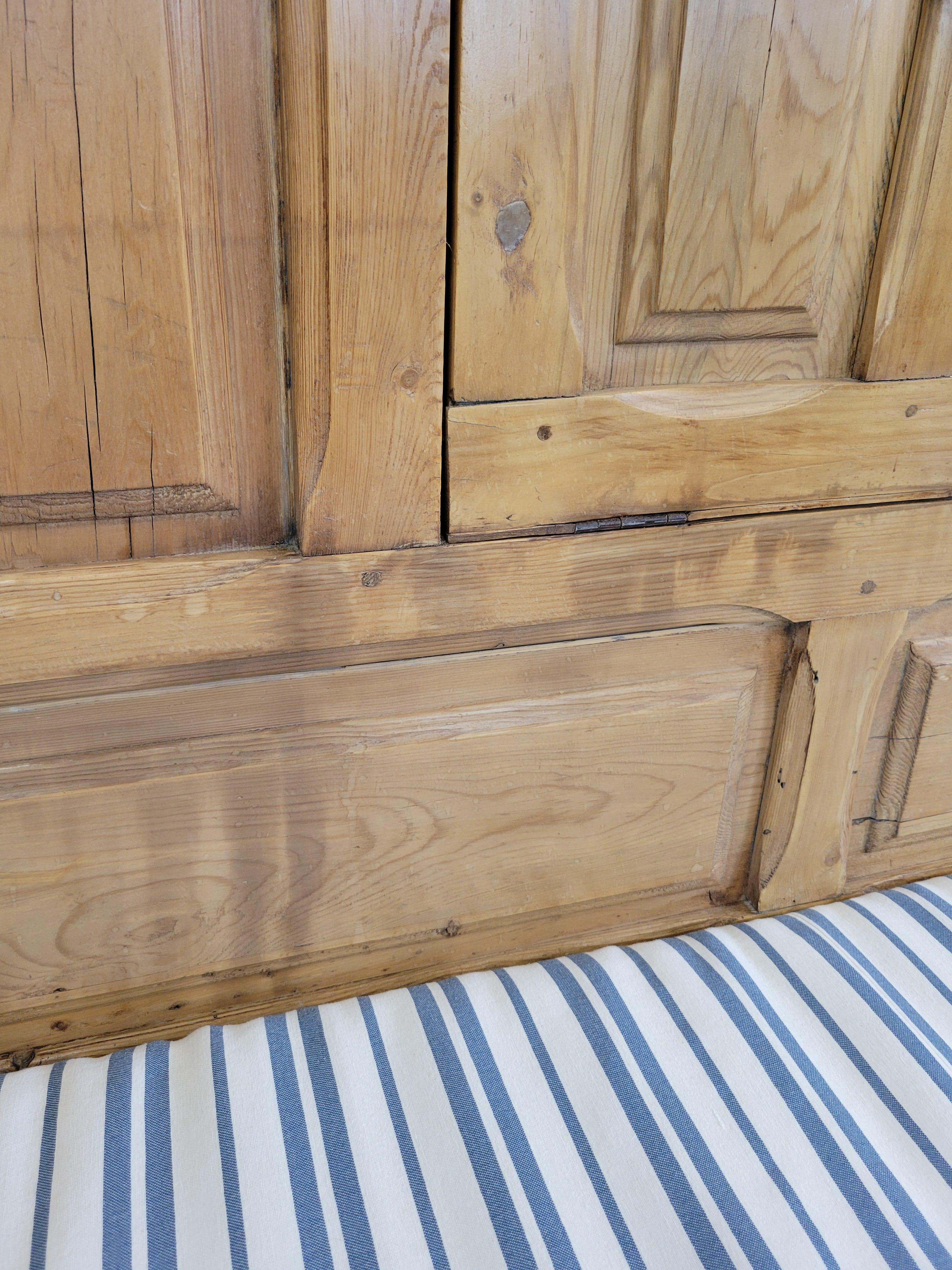 Antique Rustic Pine Long Settle Bench Banquette Seating With Cushion For Sale 3