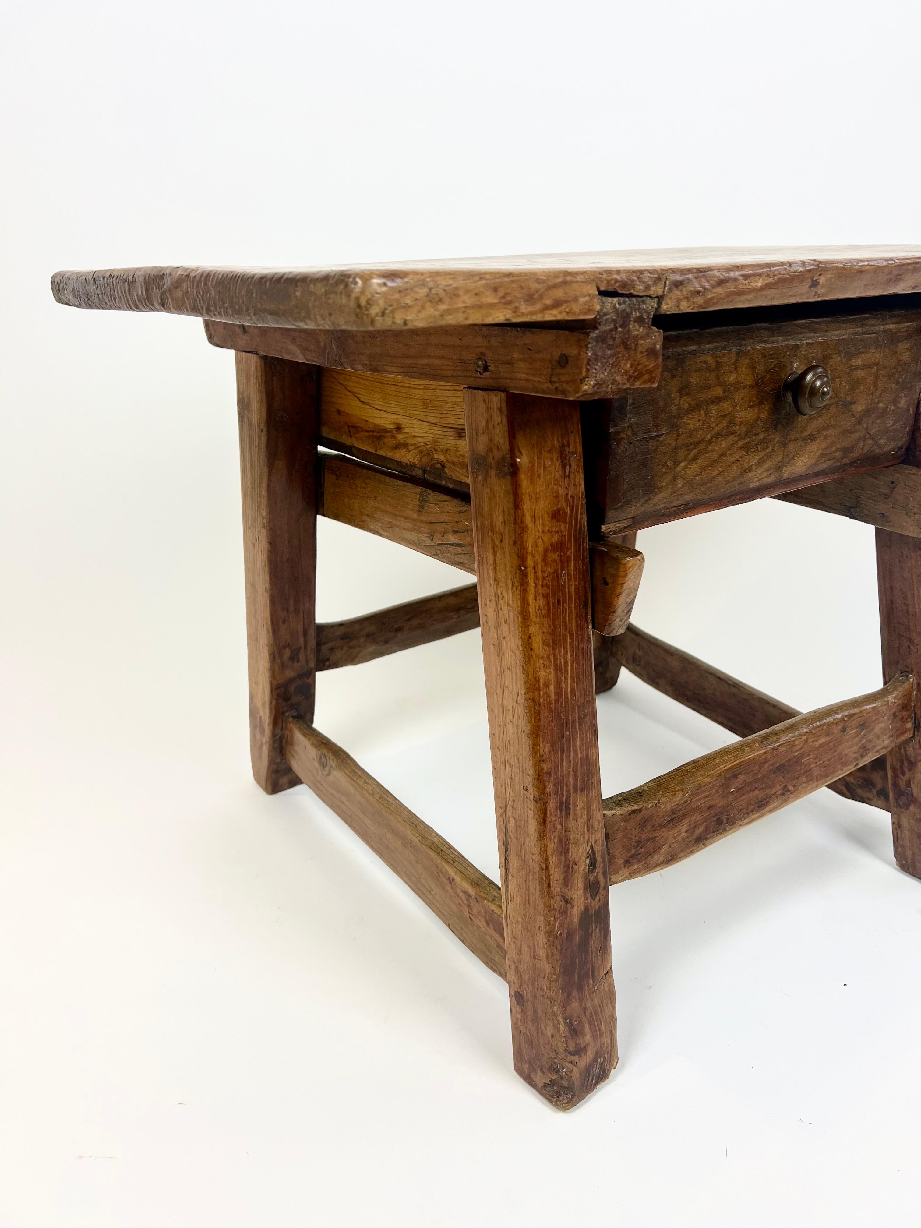 Antigua mesa auxiliar rústica primitiva alpina de Francia, finales del siglo XIX en venta 4