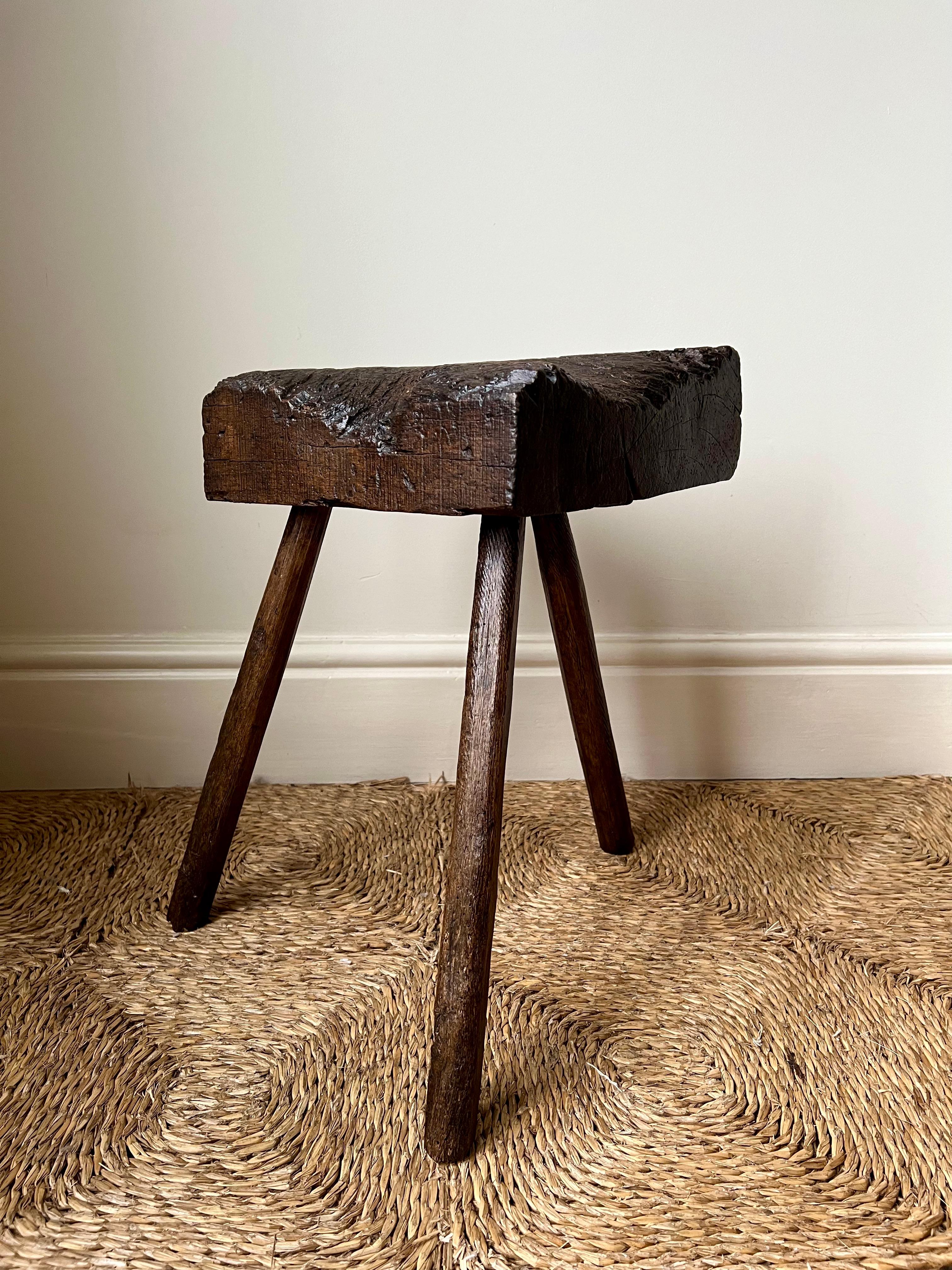 Antique rustic primitive elm thatcher's stool, England c.19th century In Good Condition In Bristol, GB