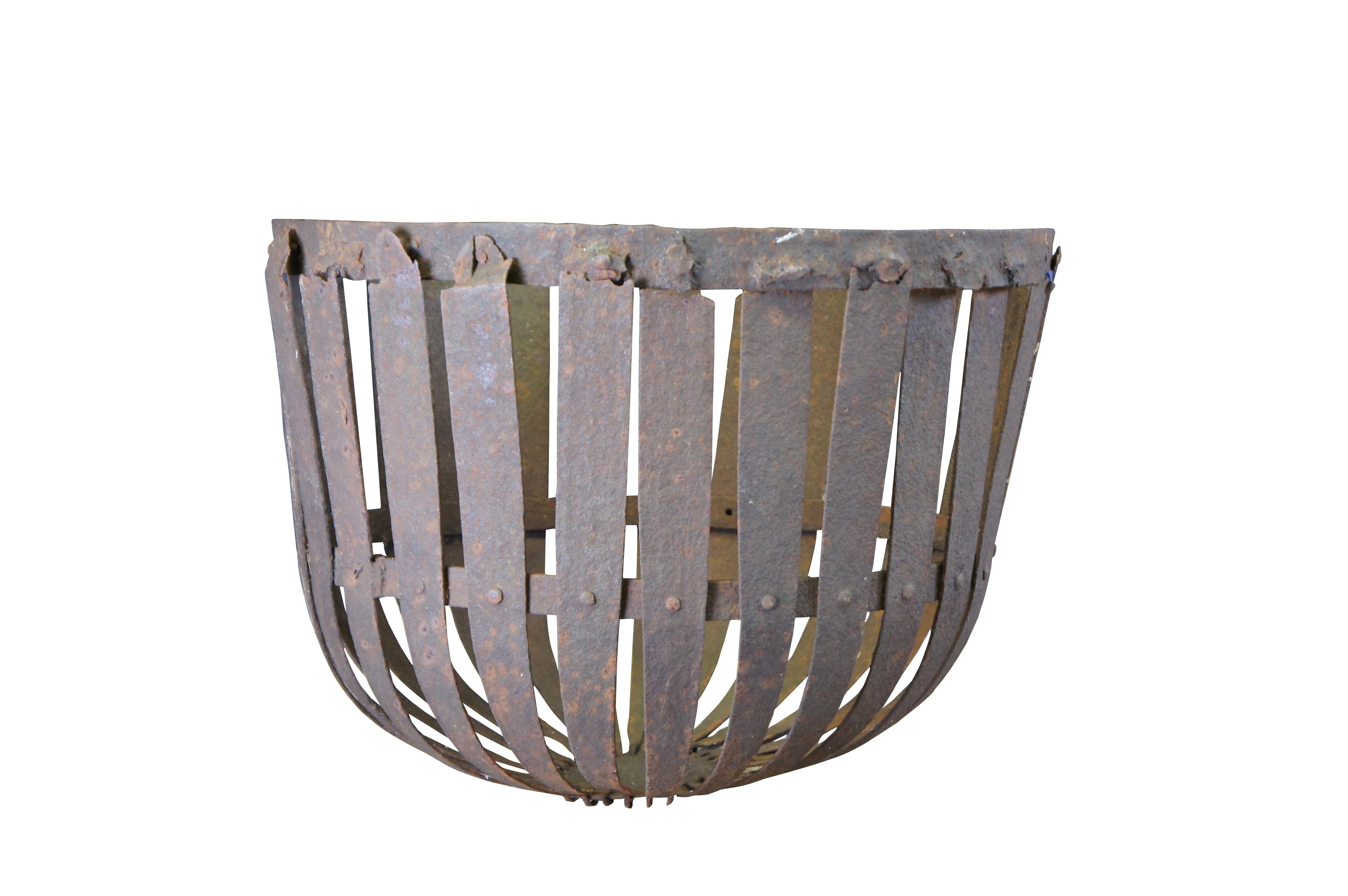 Großer antiker, rustikaler Bauernkorb / Heufütterung / Gartenpflanzer oder Feuerstelle.  Hergestellt aus Eisen mit einem Vogelkäfig-Design.

Abmessungen:
25