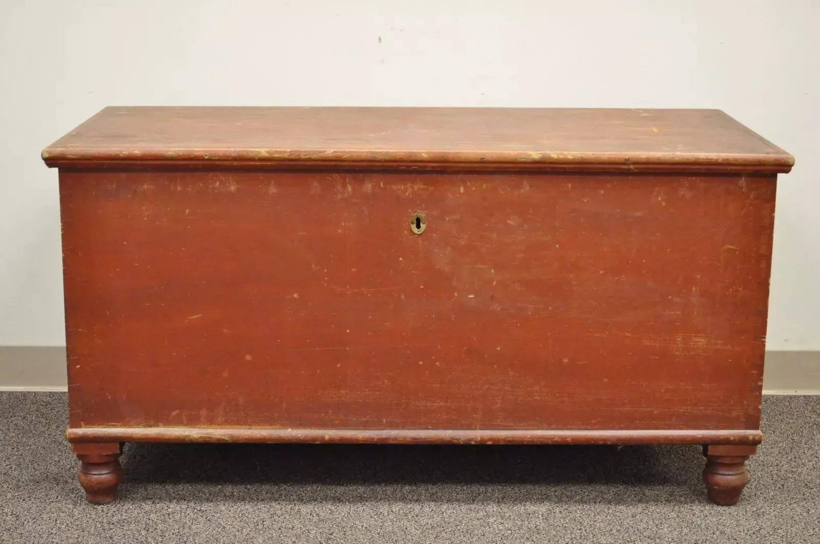 Antike Pennsylvania Dovetailed Red Painted Rustic Primitive Blanket Chest Trunk. Artikelmerkmale Hand Dovetailed Konstruktion, Distressed Red Paint, Bun Feet, Authentic Antique Chest. CIRCA Spätes 19. Jahrhundert. Abmessungen: 25,5