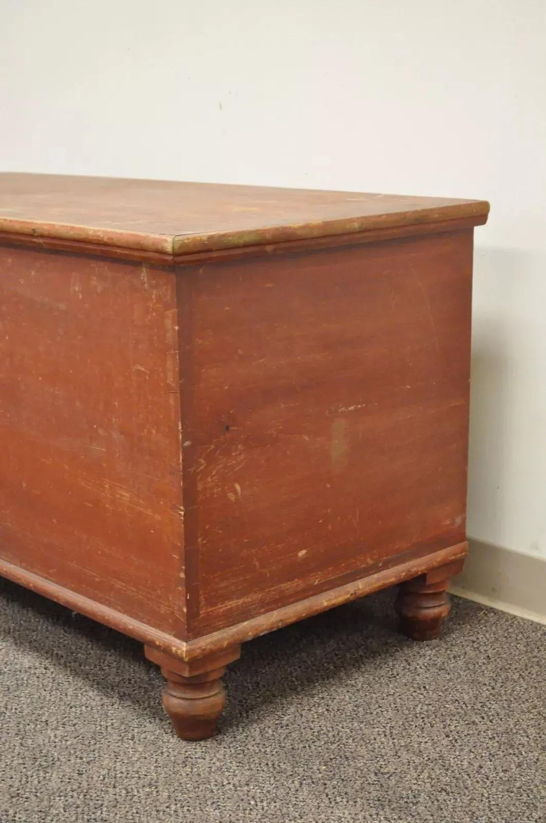Antike rustikale primitive Pennsylvania Dovetailed Red Painted Deckentruhe, Rustikale Primitive (Unbekannt) im Angebot