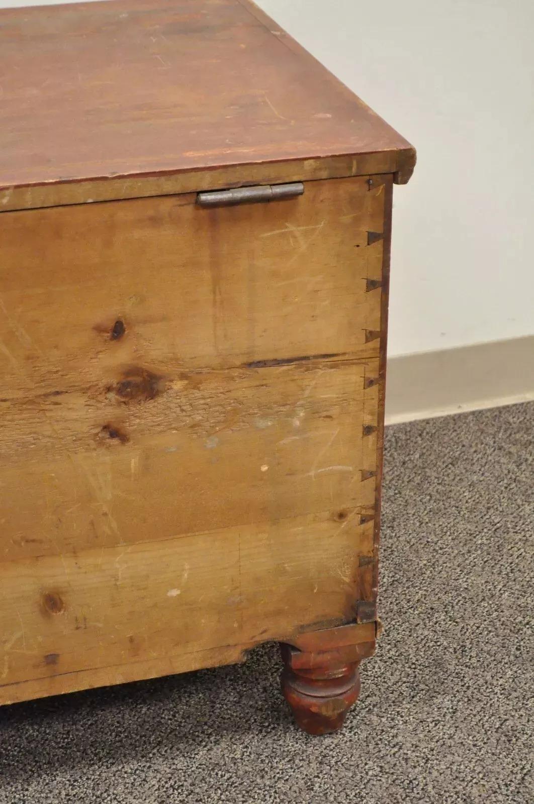 Antike rustikale primitive Pennsylvania Dovetailed Red Painted Deckentruhe, Rustikale Primitive im Zustand „Gut“ im Angebot in Philadelphia, PA