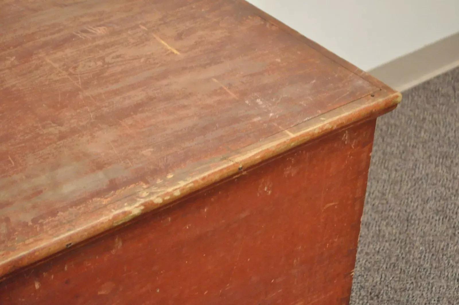 Antike rustikale primitive Pennsylvania Dovetailed Red Painted Deckentruhe, Rustikale Primitive (Kiefernholz) im Angebot