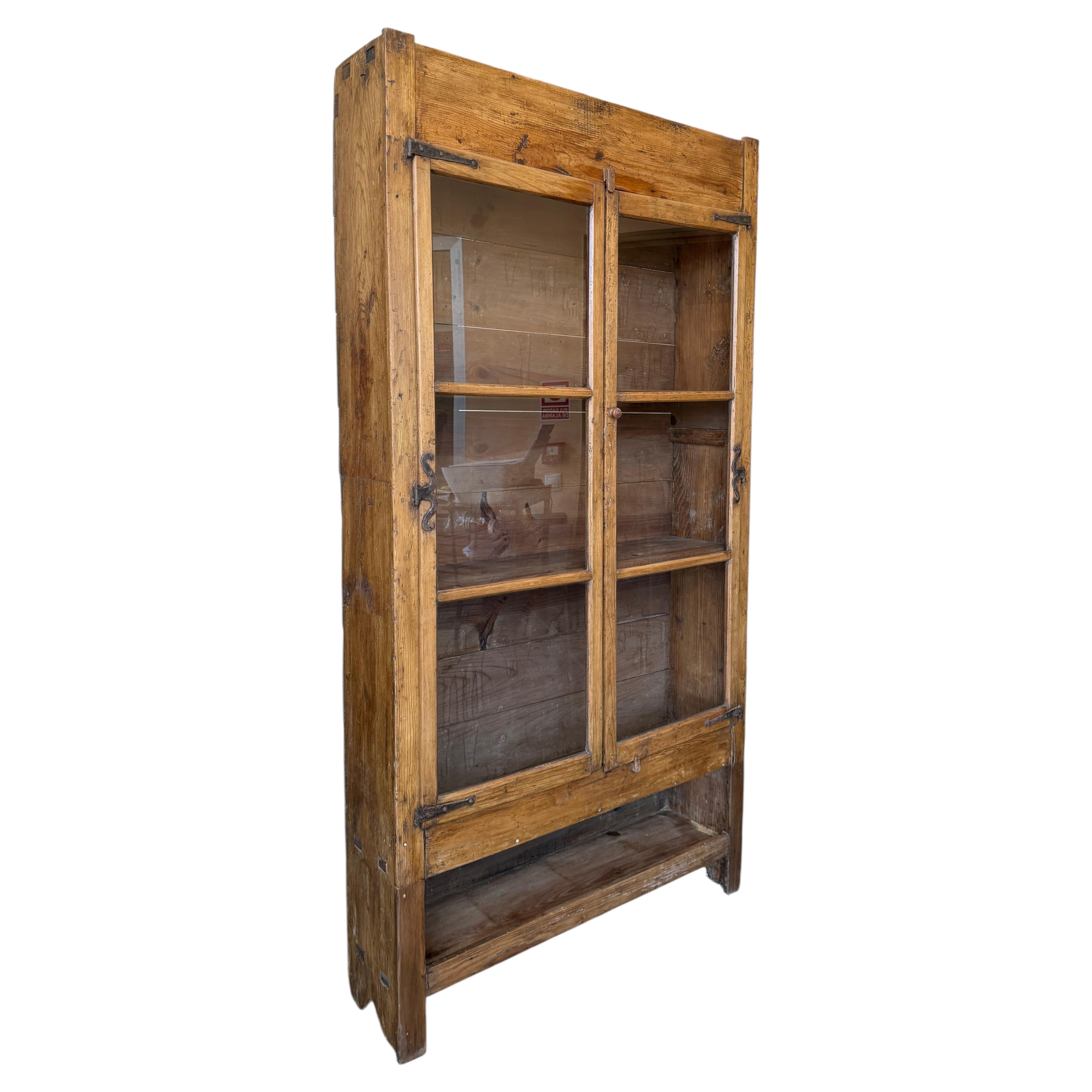 Antike, rustikale Vitrine aus Altholz und Glas