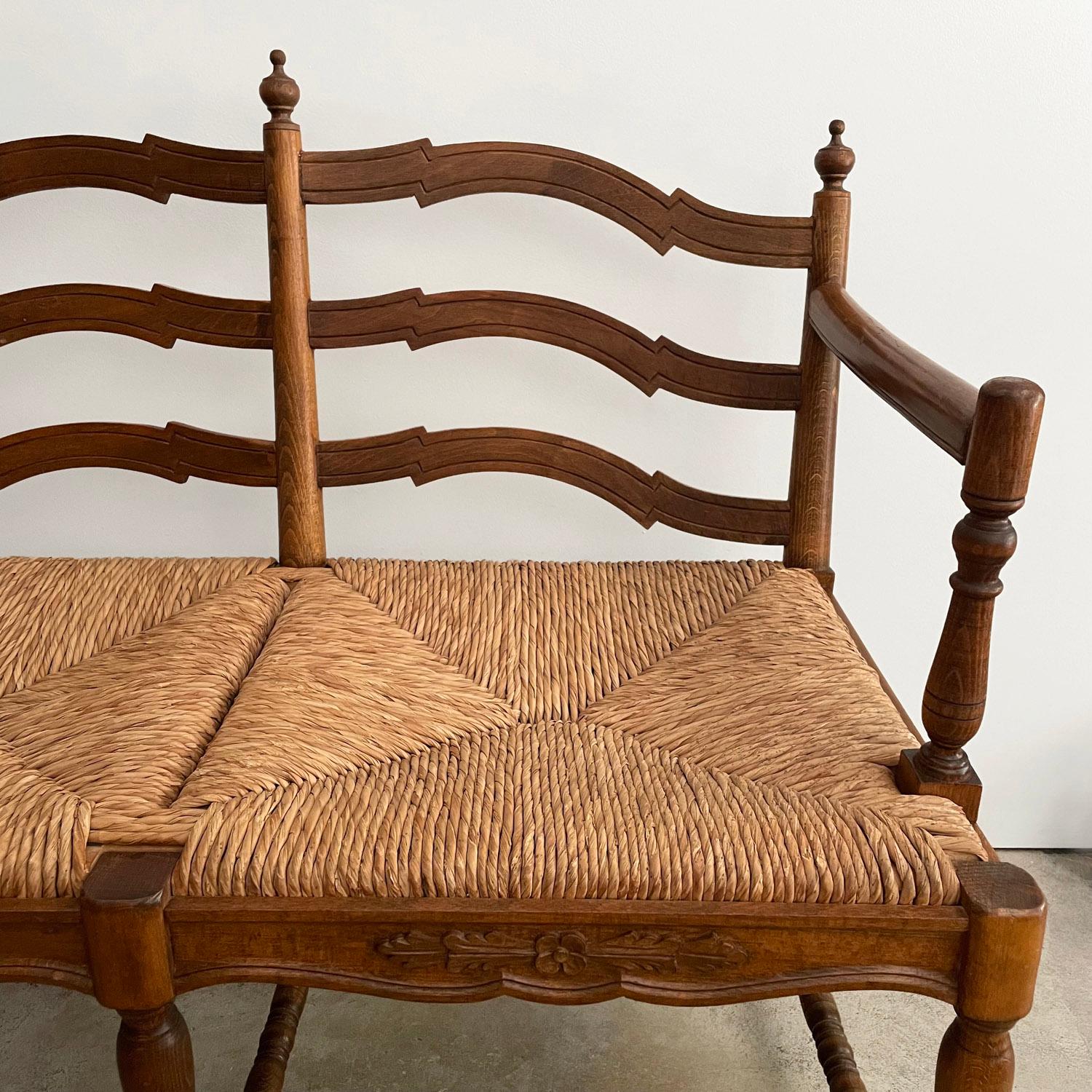 Ancien banc de banquette rustique en bois festonné  Bon état - En vente à Los Angeles, CA