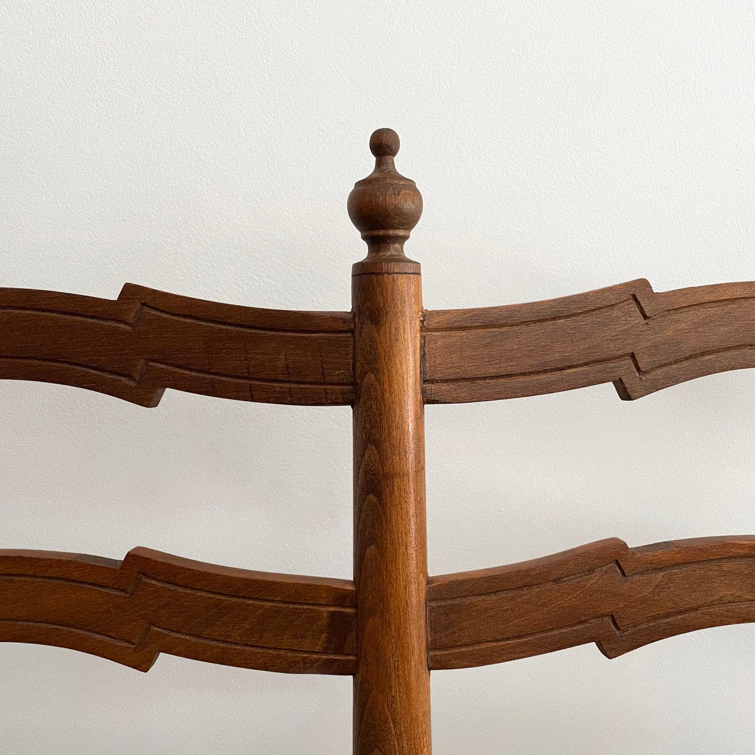 20ième siècle Ancien banc de banquette rustique en bois festonné  en vente