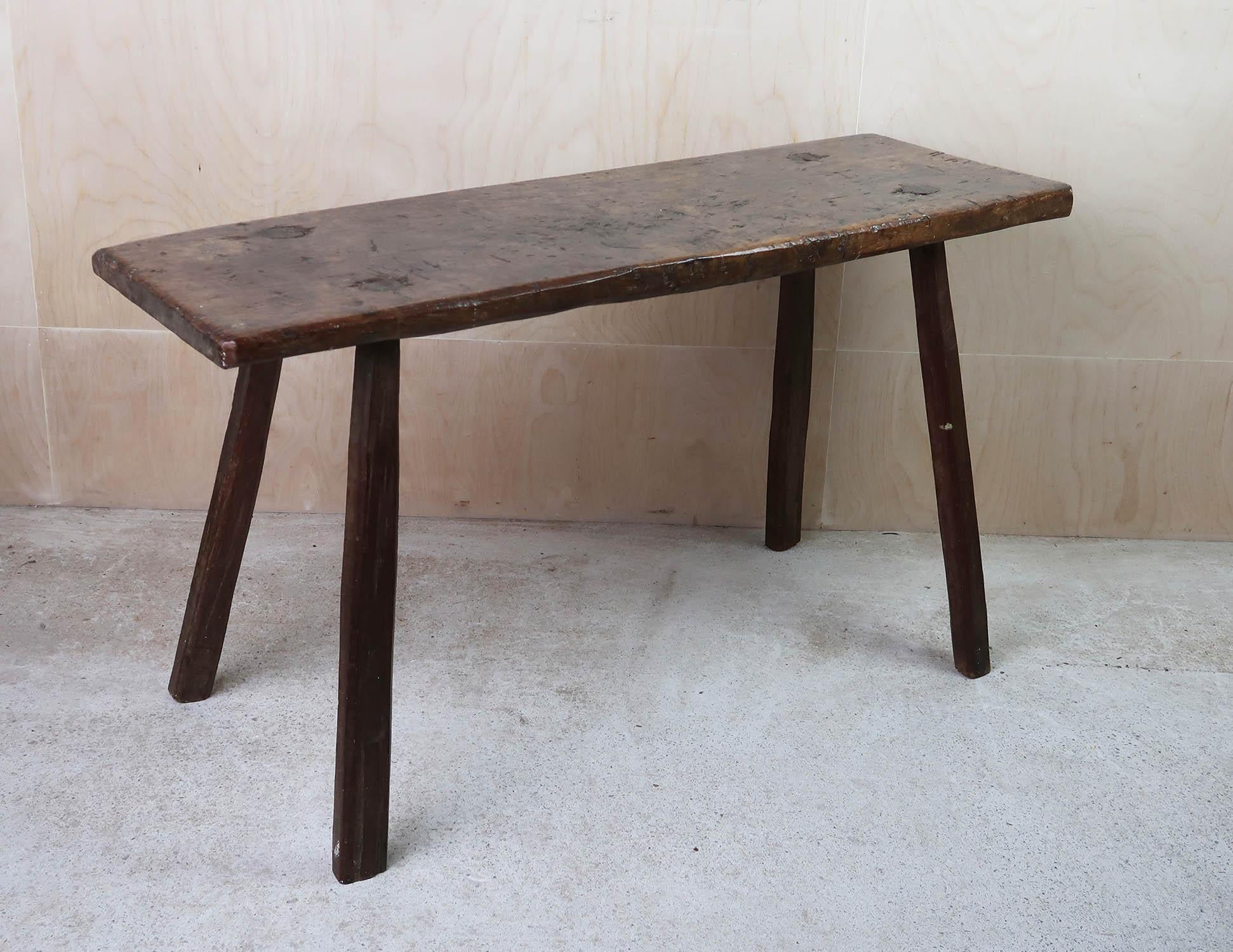 Fabuleuse table basse rustique

Fabriqué en bois dur tropical très lourd

J'aime particulièrement la simplicité de cette pièce

La patine et la couleur sont étonnantes.

Entièrement d'origine, sans aucune restauration

Livraison gratuite au