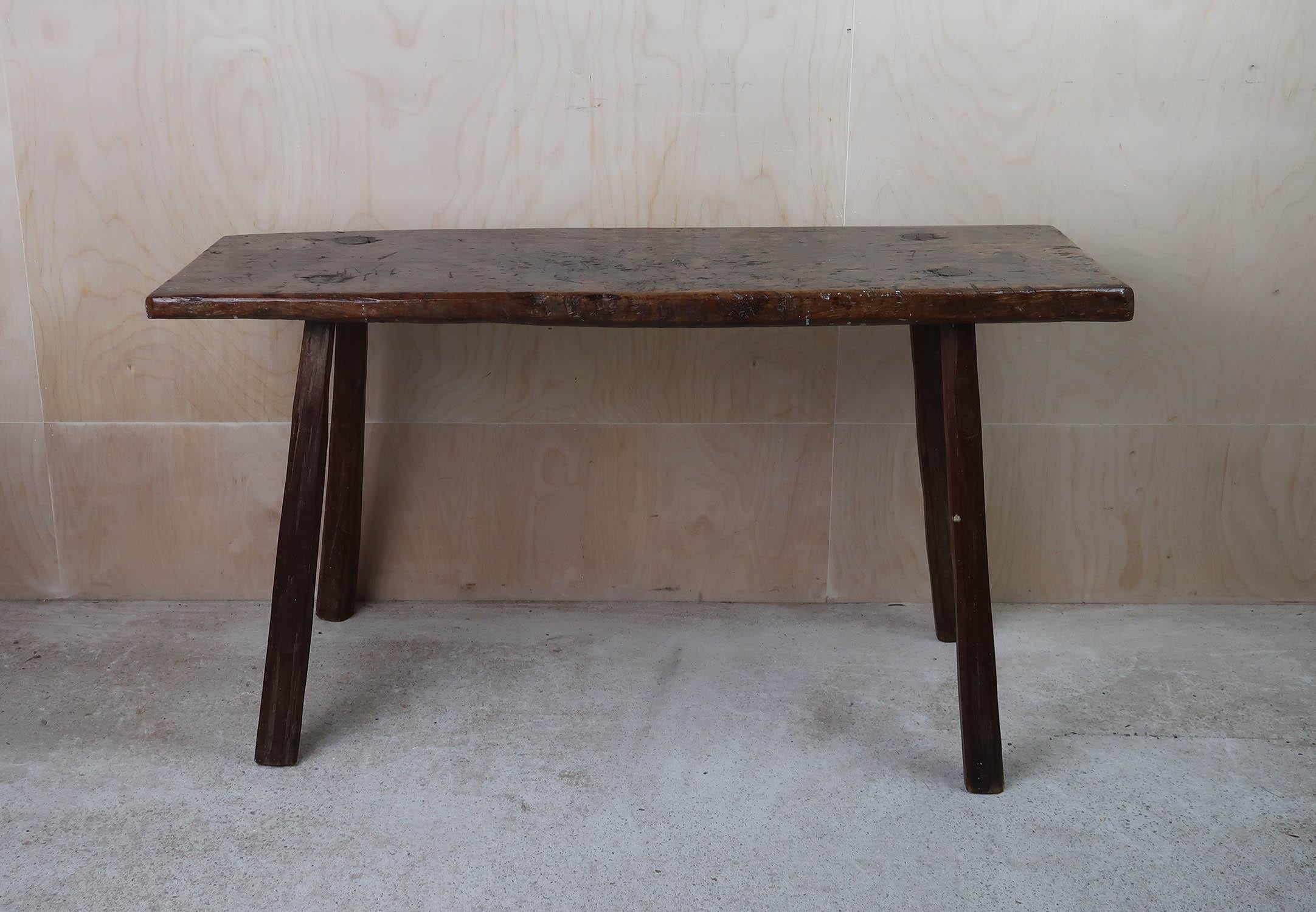 Artisanat Table basse rustique ancienne en bois de feuillus. A.I.C. C.1800 en vente