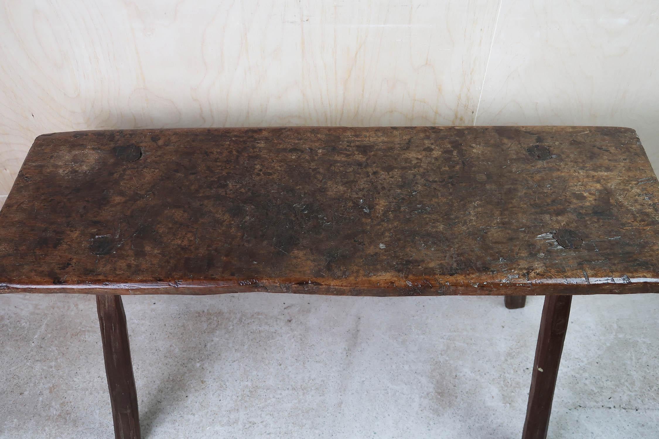 Anglais Table basse rustique ancienne en bois de feuillus. A.I.C. C.1800 en vente