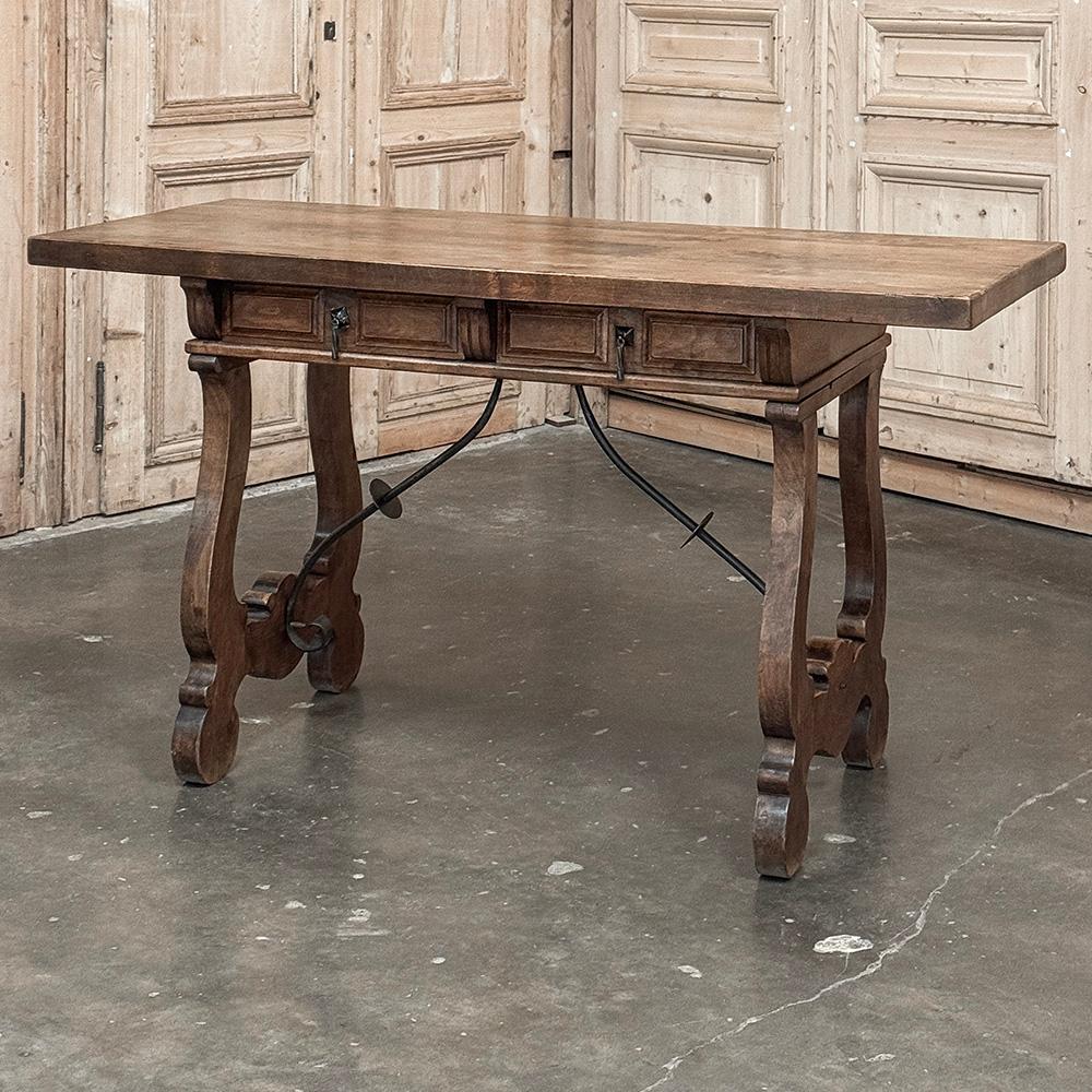 Antiker rustikaler spanischer Schreibtisch ~ Konsole ~ Sofatisch ist in der Tat ein vielseitiges Design!  Er ist aus massiven Brettern aus altem Obstbaumholz gefertigt und verfügt über einen großzügigen seitlichen Überhang, der jedoch genug Platz