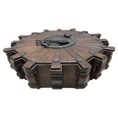 Mesa de centro antigua de caoba estilo renacimiento español con forma de molinete para hoguera