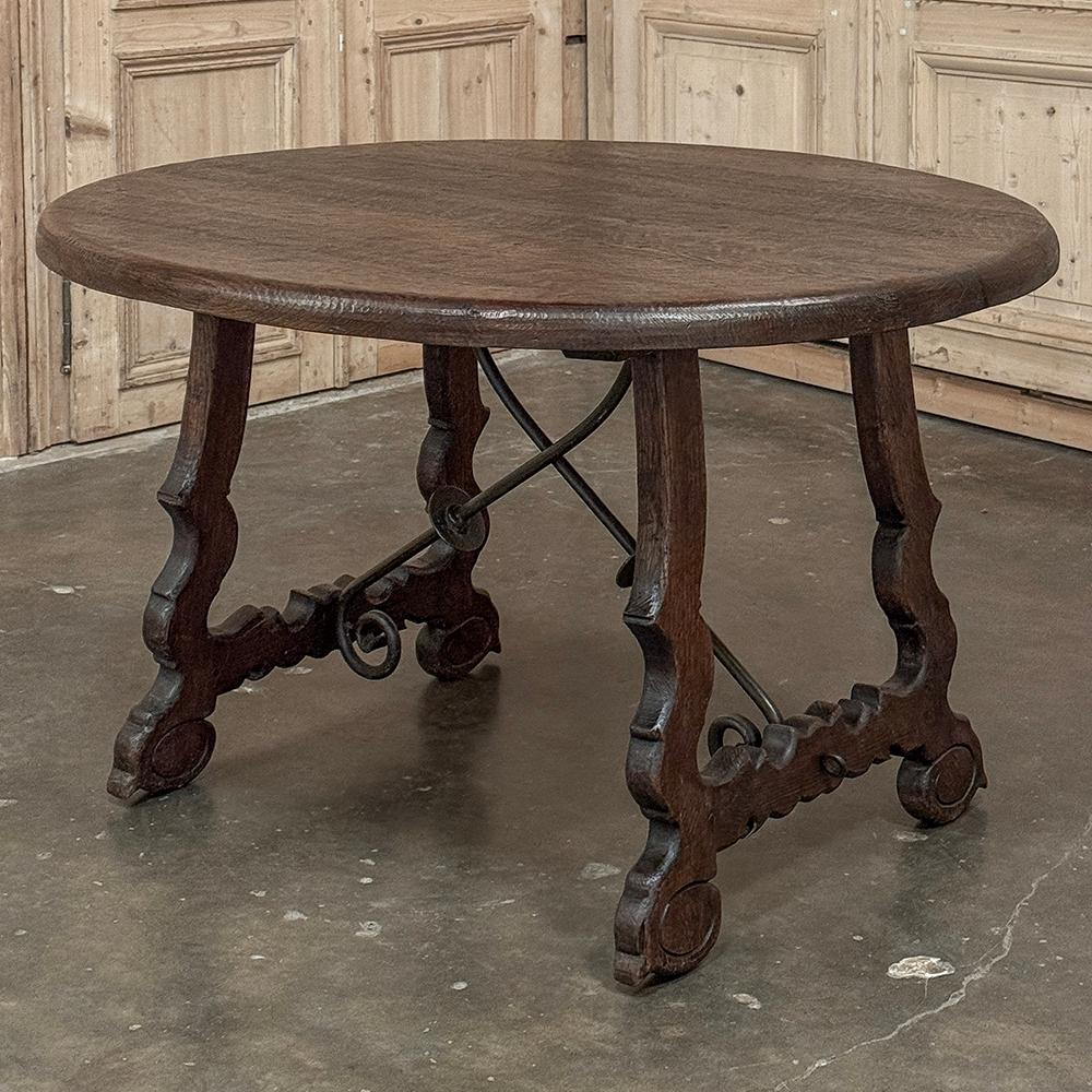 L'antico tavolo da centro rustico spagnolo è perfetto per l'arredamento casual e del sud-ovest!  Realizzato a mano con assi di rovere massiccio, è stato progettato per durare per generazioni.  Il piano a doghe spesse presenta un bordo smussato, in