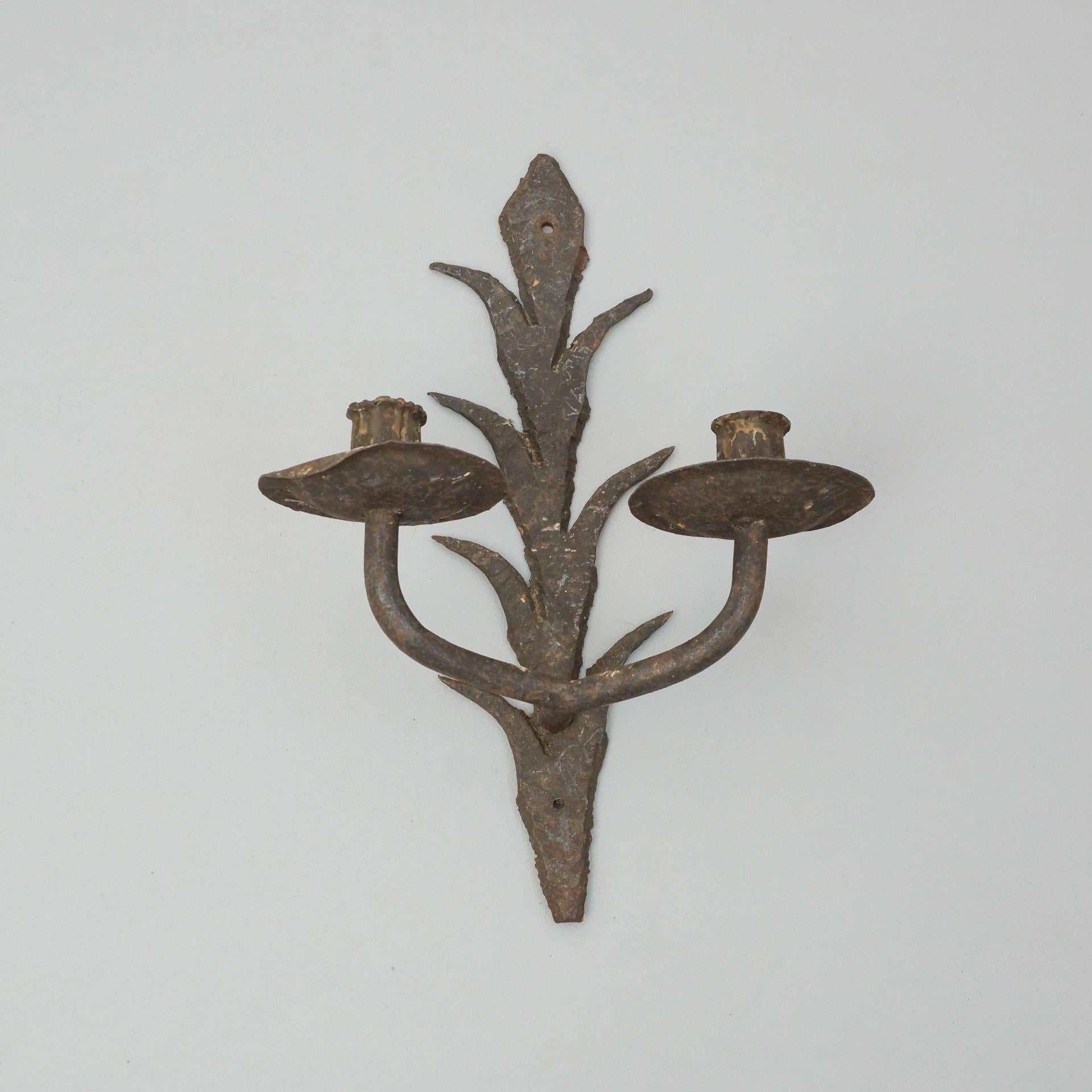 Wall chandelier, circa early 20th century.
By unknown manufacturer, from Spain.

In original condition, with some visible signs of previous use and age, preserving a beautiful patina.

Materials:
Wrought iron

Dimensions:
D 18 cm x W 30 cm