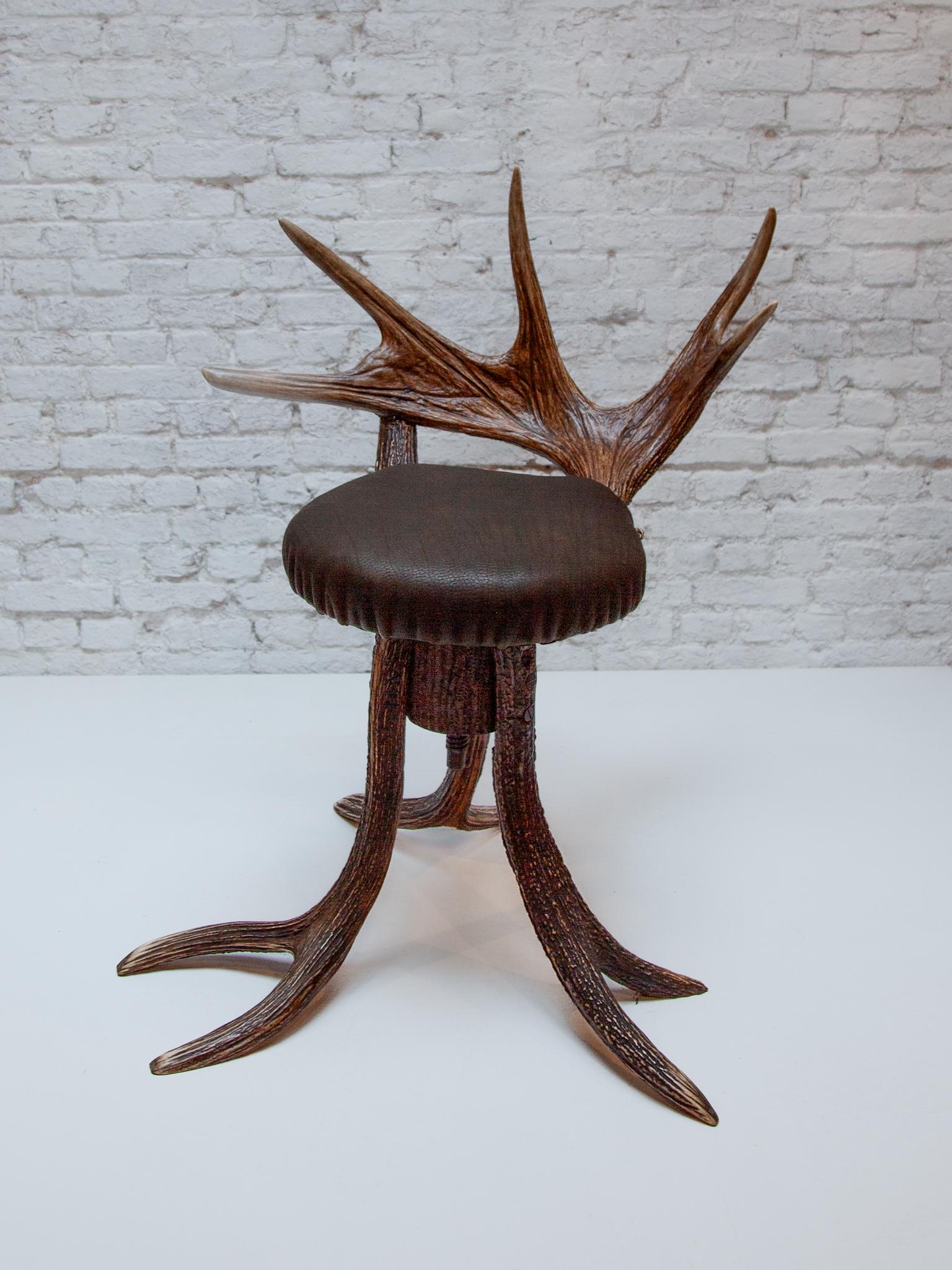 An exceptionally functional nature object seating element or high stool with a leather seat, an eccentric creation of deer horn in the continental style with a beautiful patina.
A masterpiece for every collection or for your Wunderkammer
