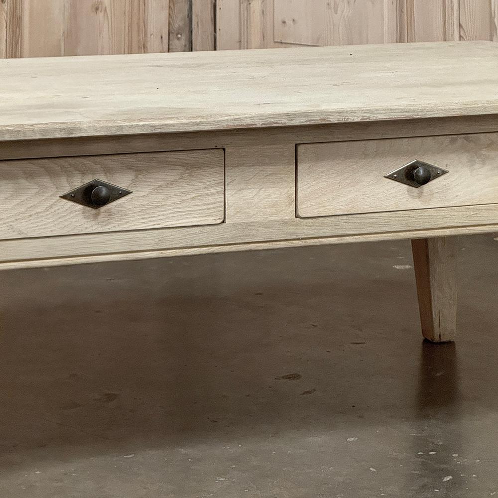Table basse ancienne en chêne rustique strié en vente 2
