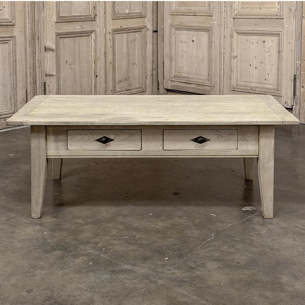 Belge Table basse ancienne en chêne rustique strié en vente