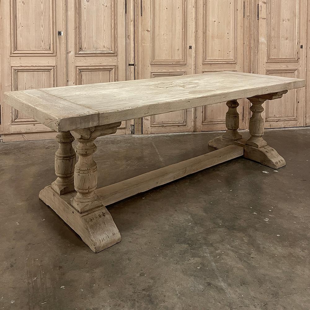 Rustique Ancienne table à tréteaux rustique en chêne rayé en vente