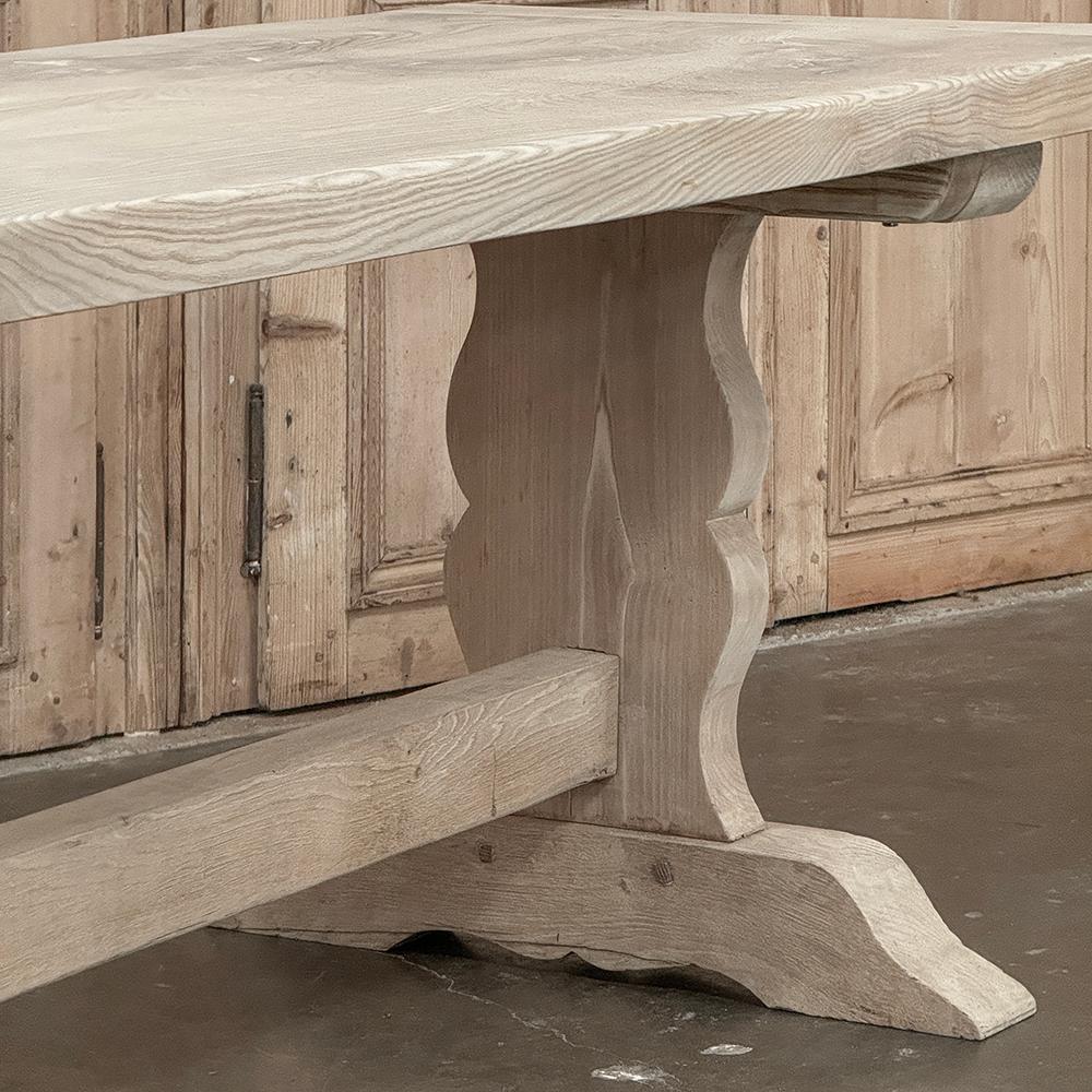 Ancienne table de salle à manger rustique à tréteaux en sycomore rayé en vente 3