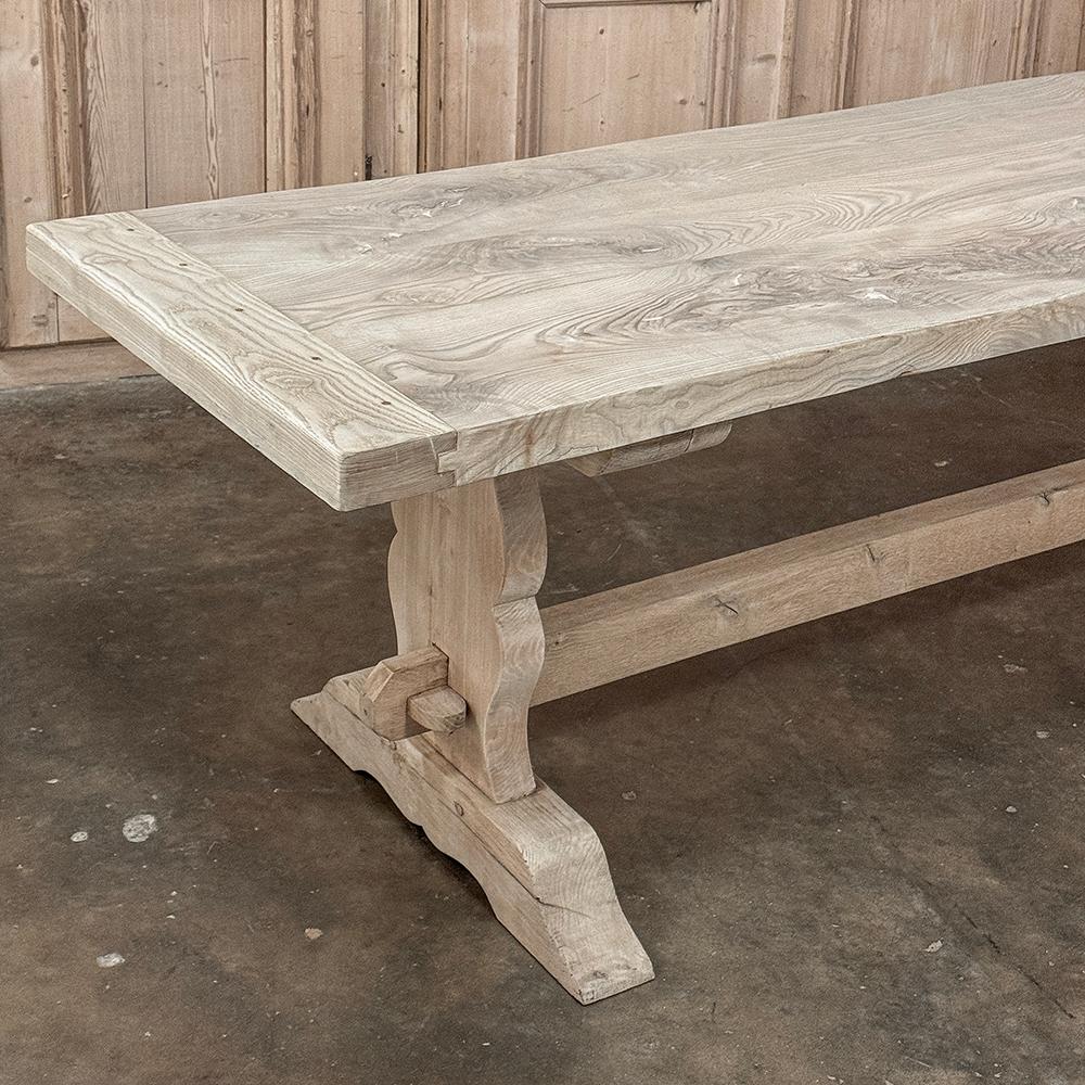 Ancienne table de salle à manger rustique à tréteaux en sycomore rayé en vente 9