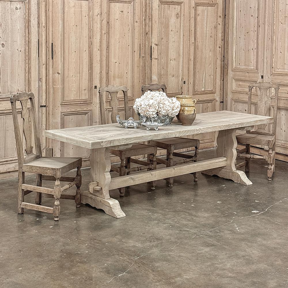 La table de salle à manger à tréteaux en sycomore antique rustique décapé a été littéralement conçue pour durer des siècles !  Fabriqué à la main à partir d'épaisses et solides planches de sycomore ancien, il présente un plateau si robuste qu'un