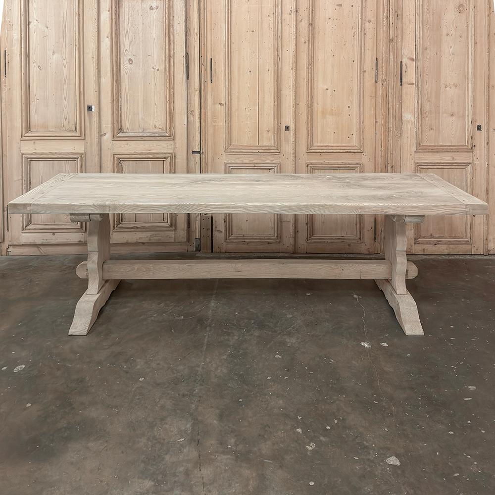 Français Ancienne table de salle à manger rustique à tréteaux en sycomore rayé en vente