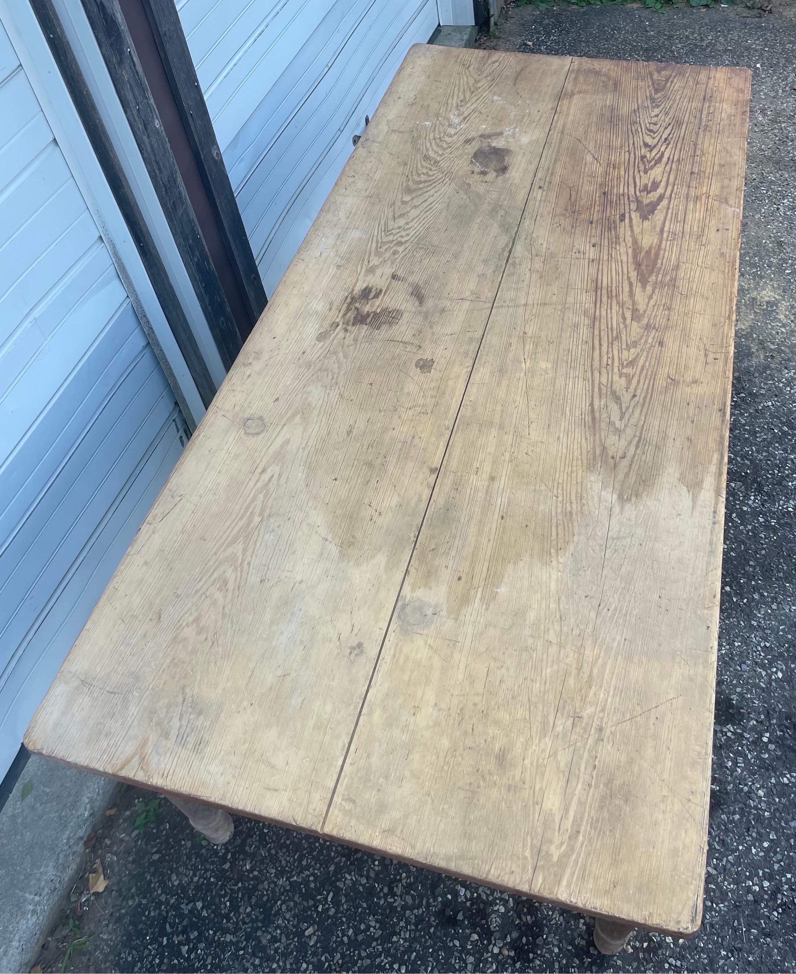 Antique Rustic Turned Leg Extra Wide Plank Top Pine Farm Table In Fair Condition For Sale In Audubon, NJ