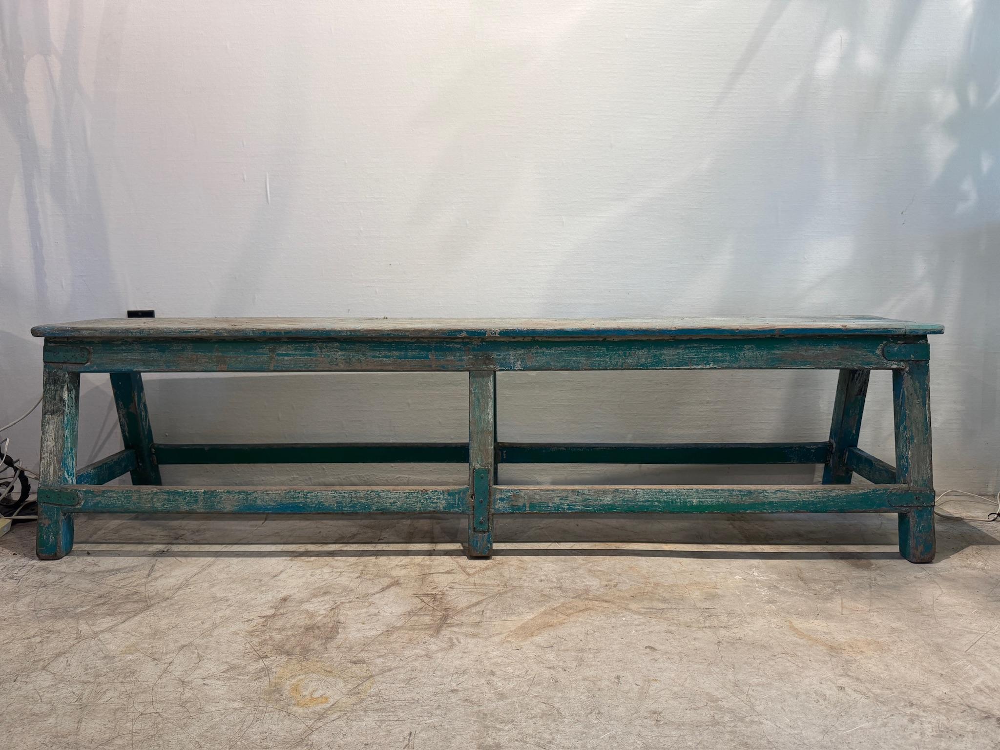 Banc antique rustique peint à la main en turquoise avec patine d'usage en vente 2