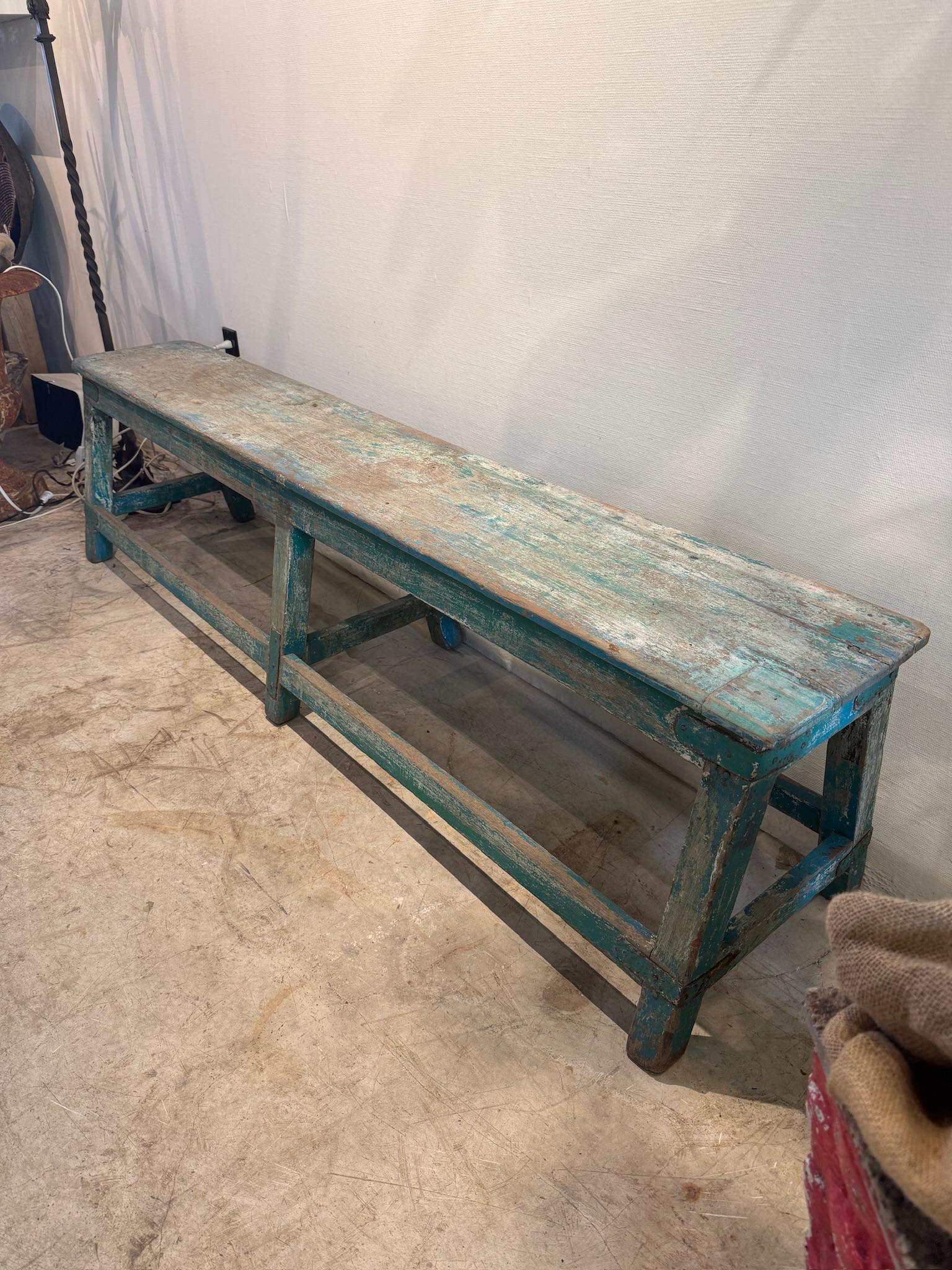 Banc antique rustique peint à la main en turquoise avec patine d'usage en vente 3
