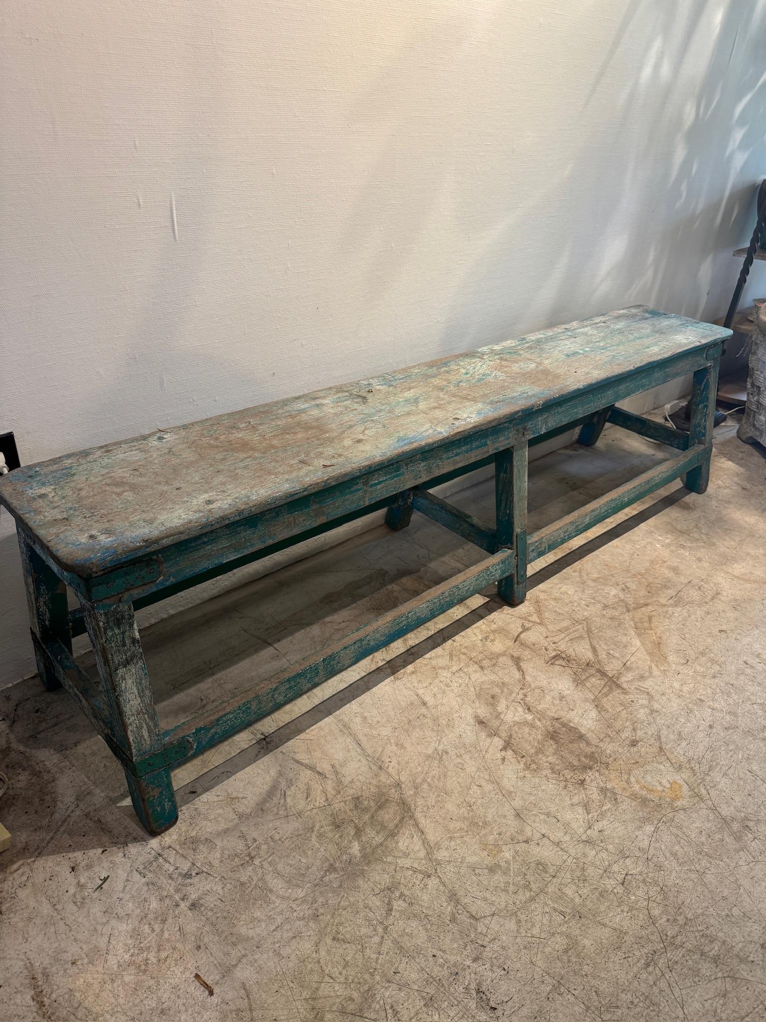 Banc antique rustique peint à la main en turquoise avec patine d'usage en vente 4