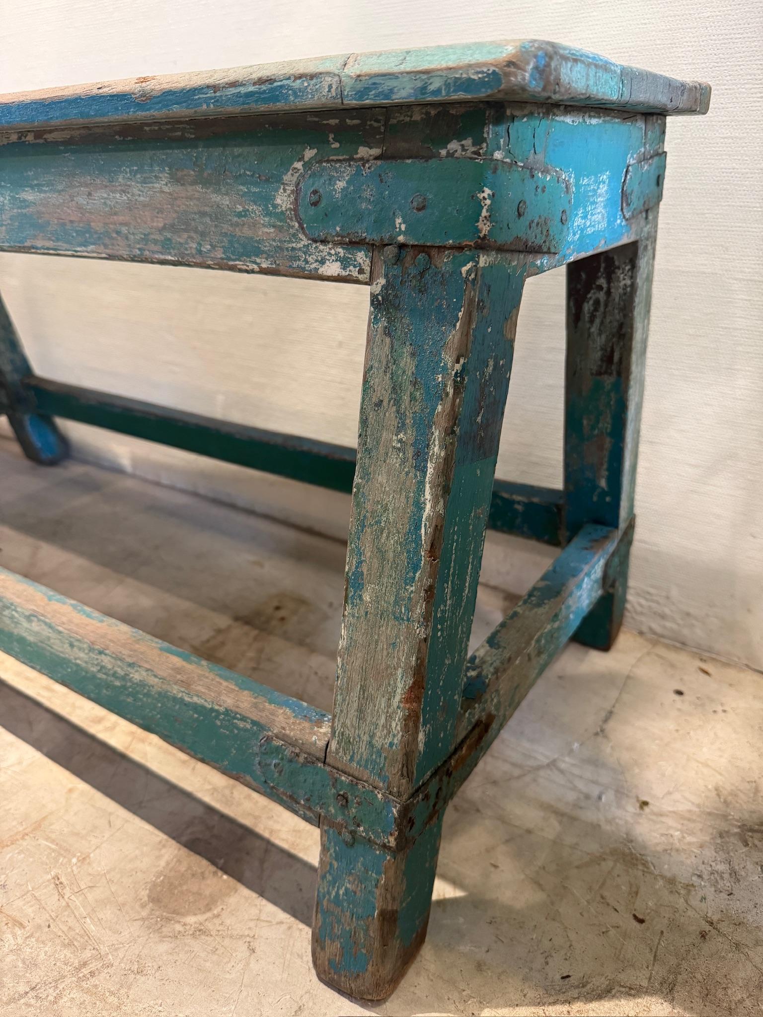 Banc antique rustique peint à la main en turquoise avec patine d'usage en vente 5